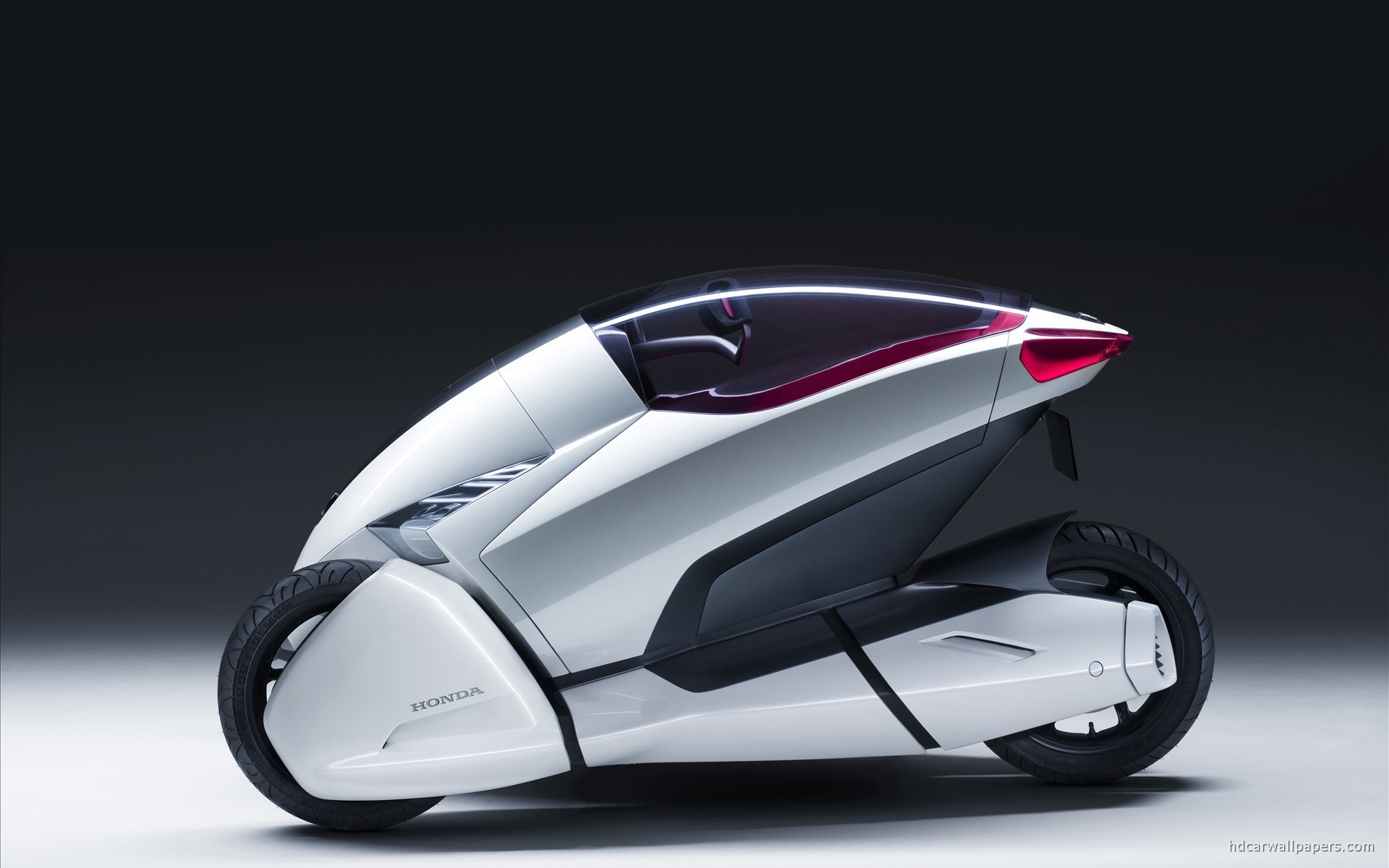 honda的3r-c概念车即为全包覆式座舱设计的三轮车