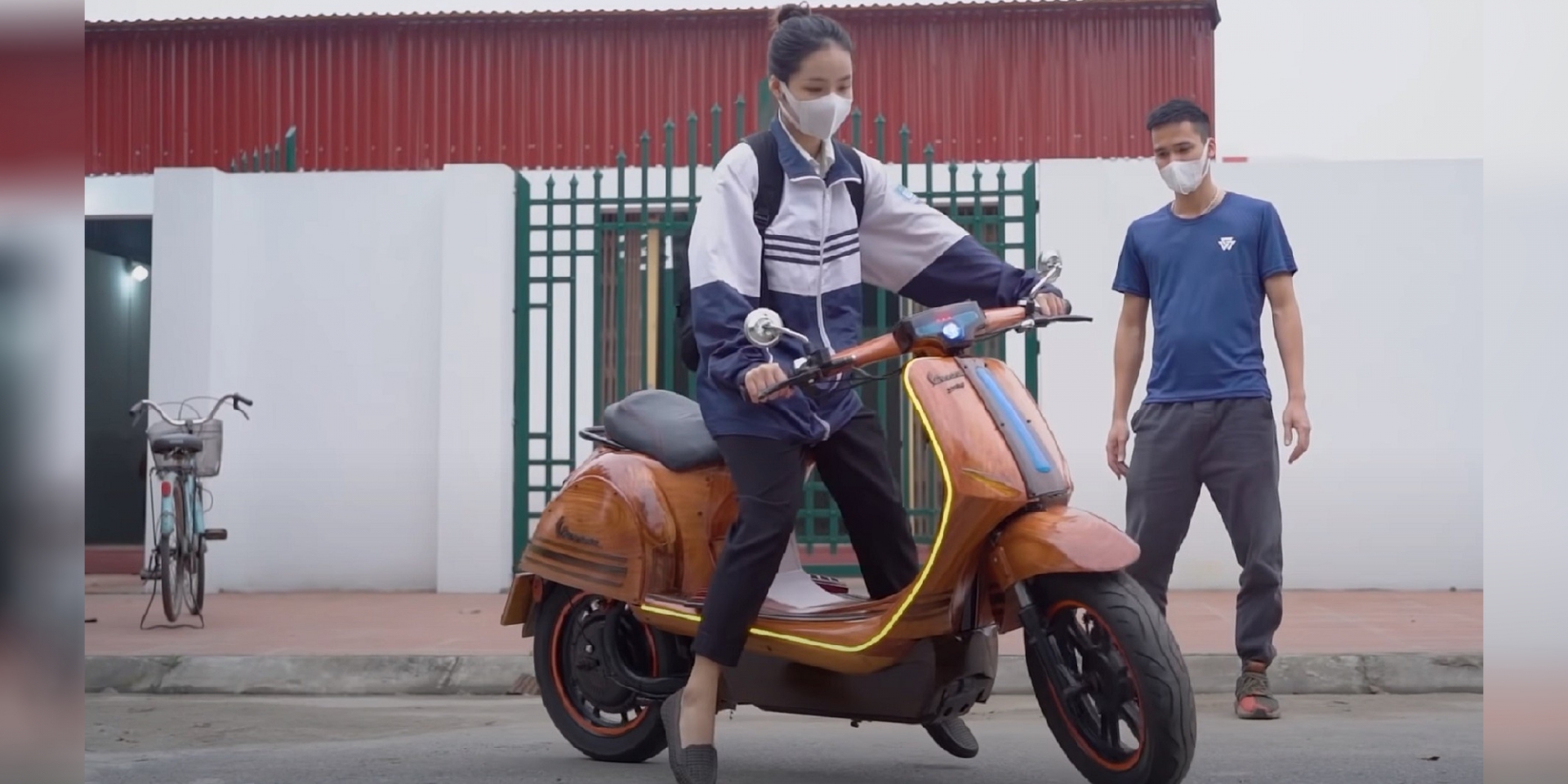 手工電動Vespa 木頭打造還真的可以騎乘