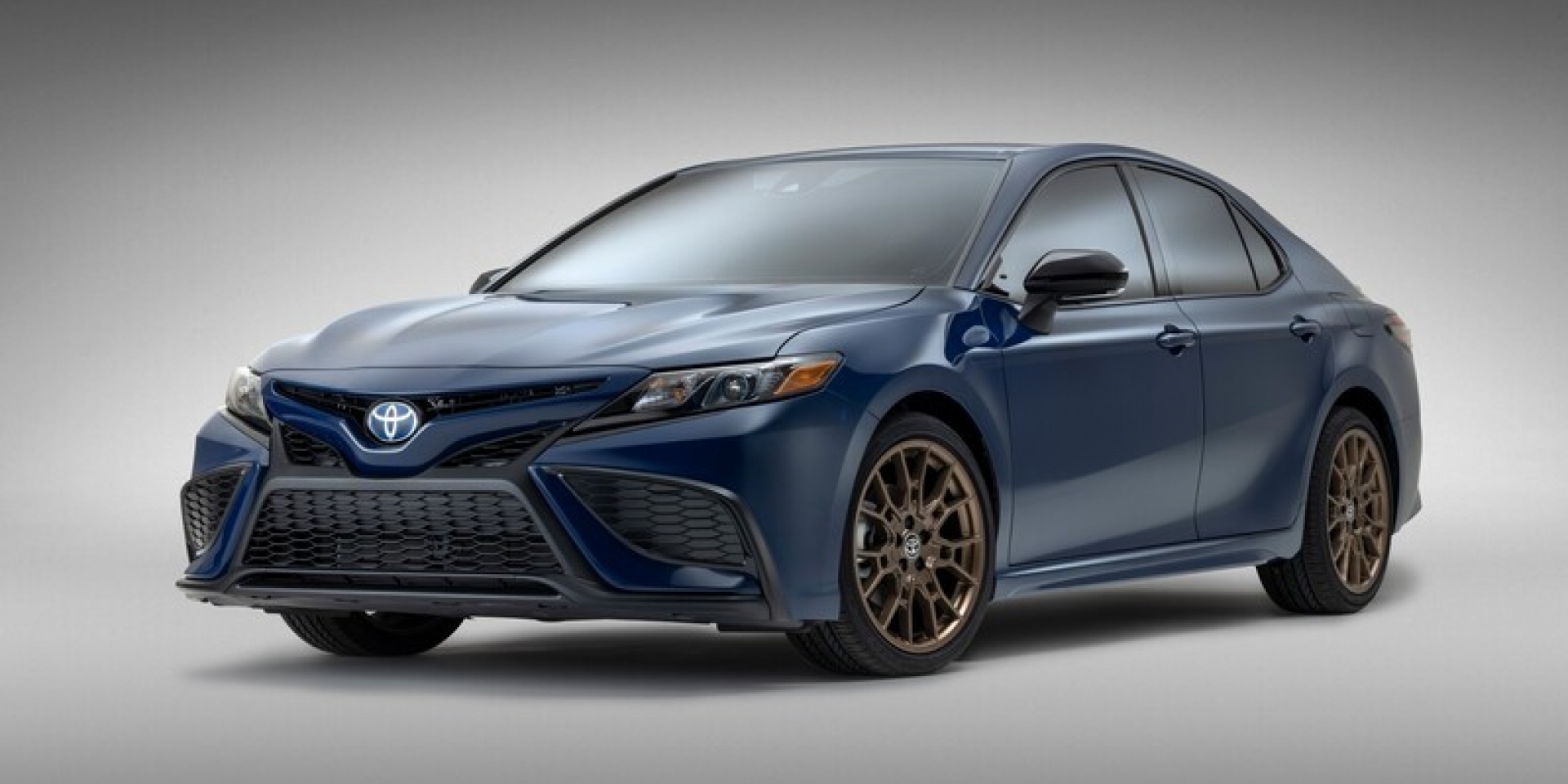 美規Toyota Camry 2023年式夜影特仕版 新水庫藍車色配消光銅鋁圈奪目登場