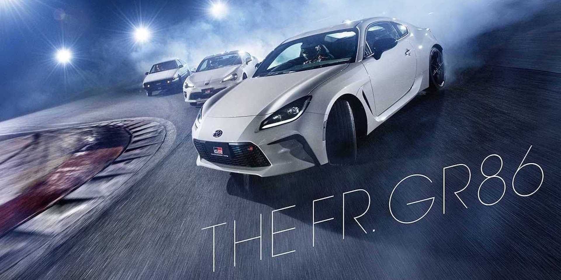 Toyota 86車系三代同堂甩尾表演 沒想到空拍機才是主角