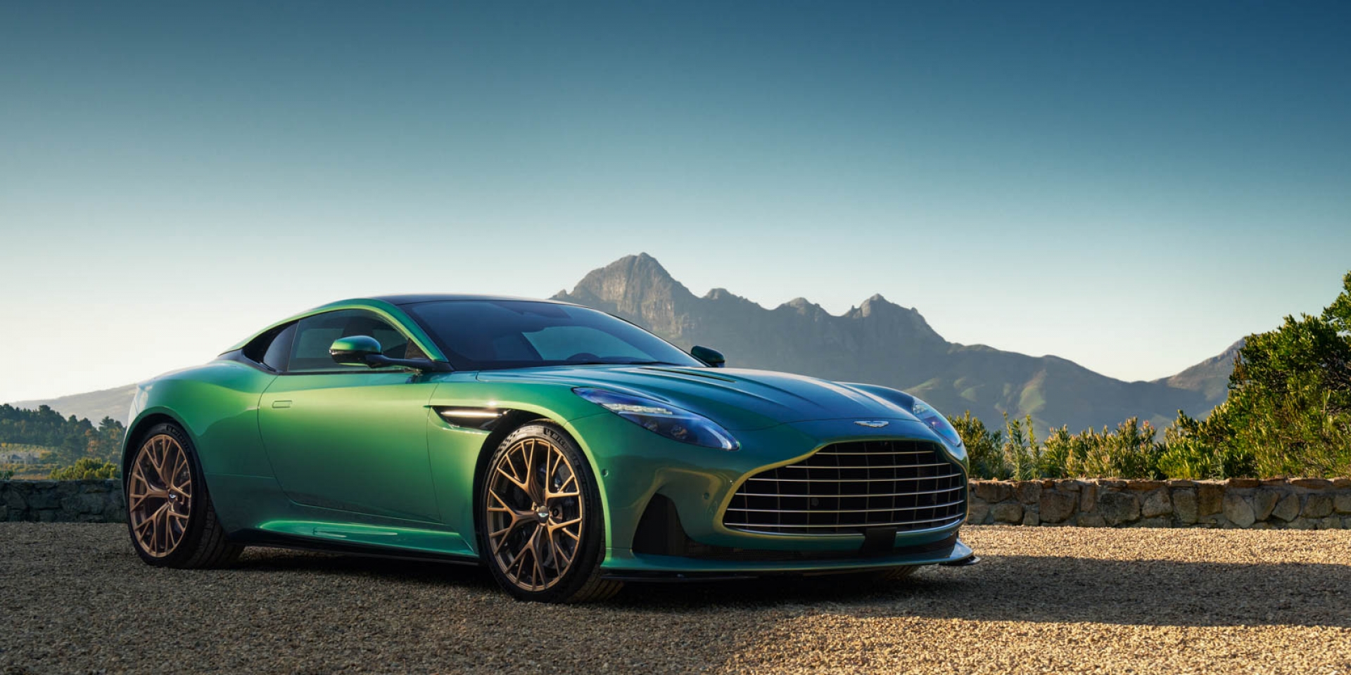 Aston Martin DB12 凌駕 GT 之上，世界首輛 Super Tourer 劃時代正式發表