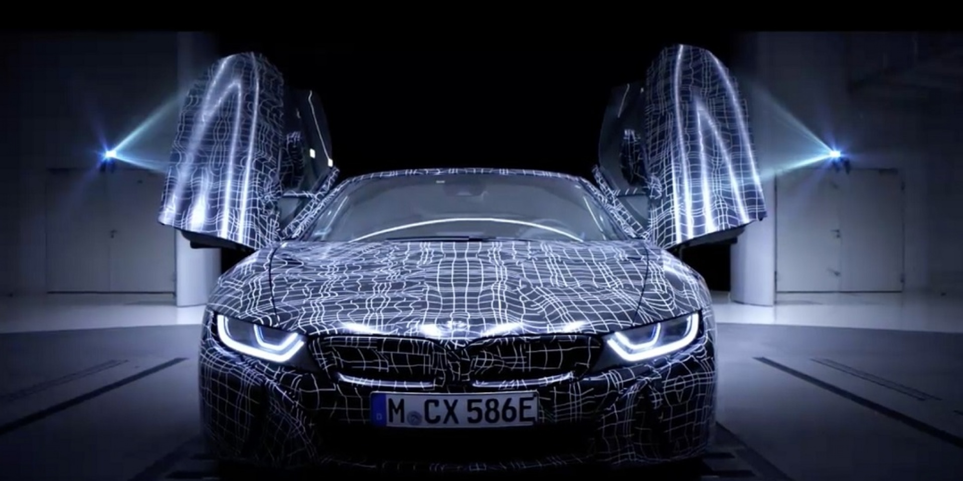 全新BMW油電敞篷跑車發表在即。BMW i8 Roadster前導預告片出爐