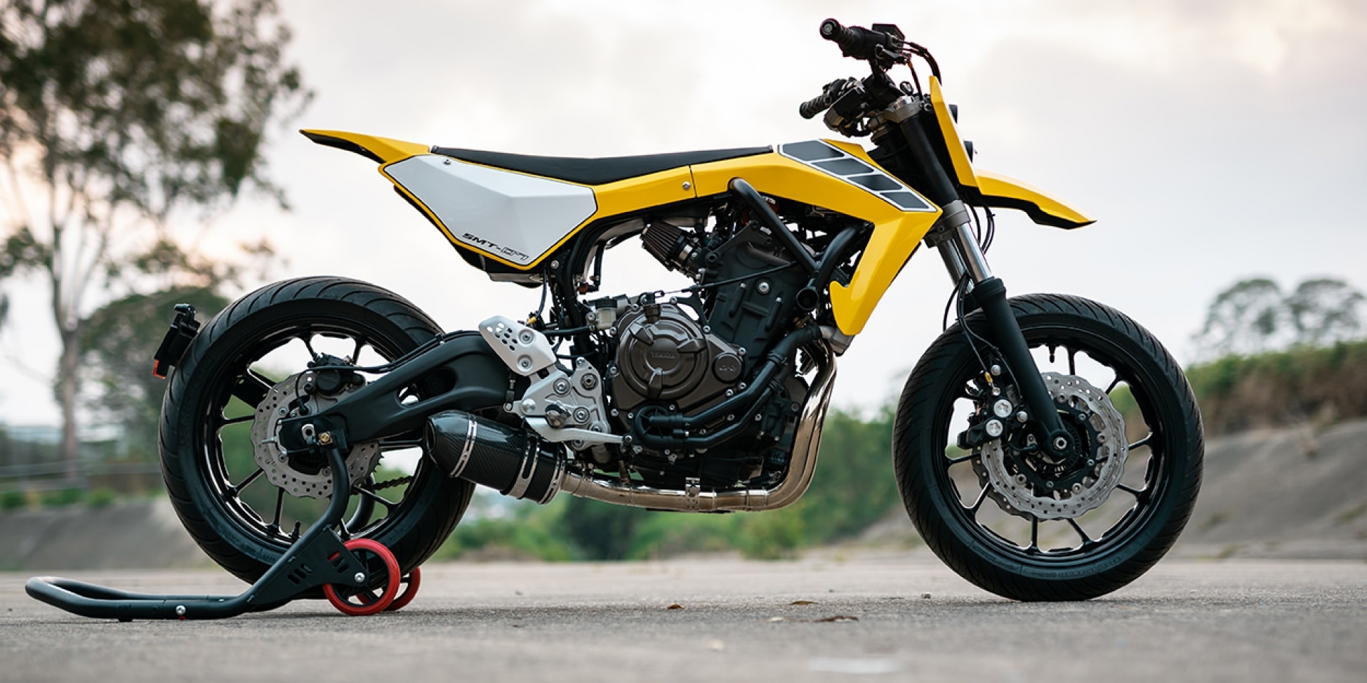 MT兄弟滑起來！YAMAHA MT-07 SUPERMOTO by Andrew Stagg
