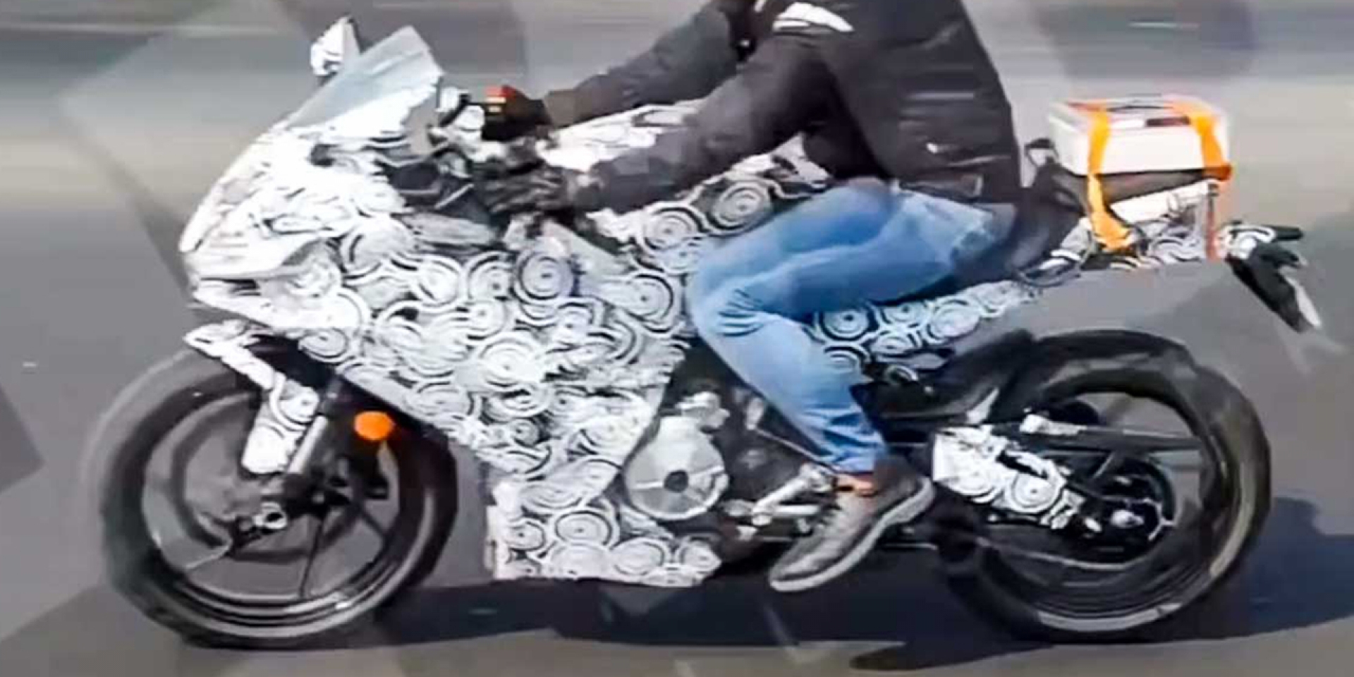 汽缸對折再對折？APRILIA RS300 黃牌小獅子印度曝光！