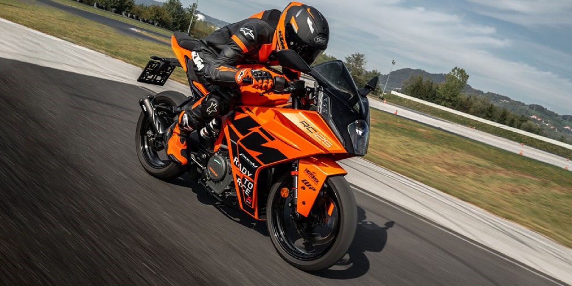 燻黑風鏡上身 2023 KTM RC390更具科技和運動感