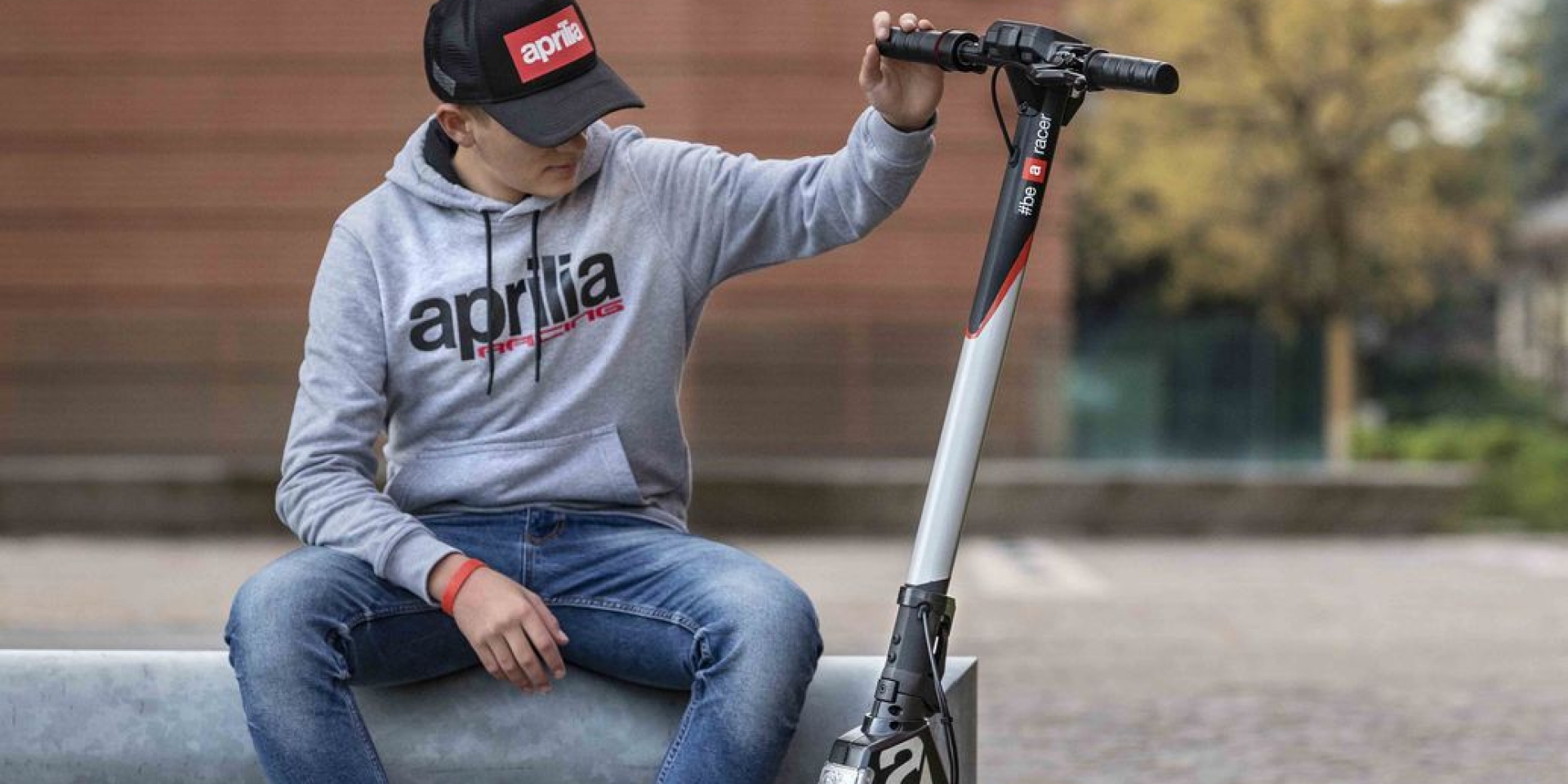 電動滑板車也可以很有型！Aprilia eSR1正式發表！