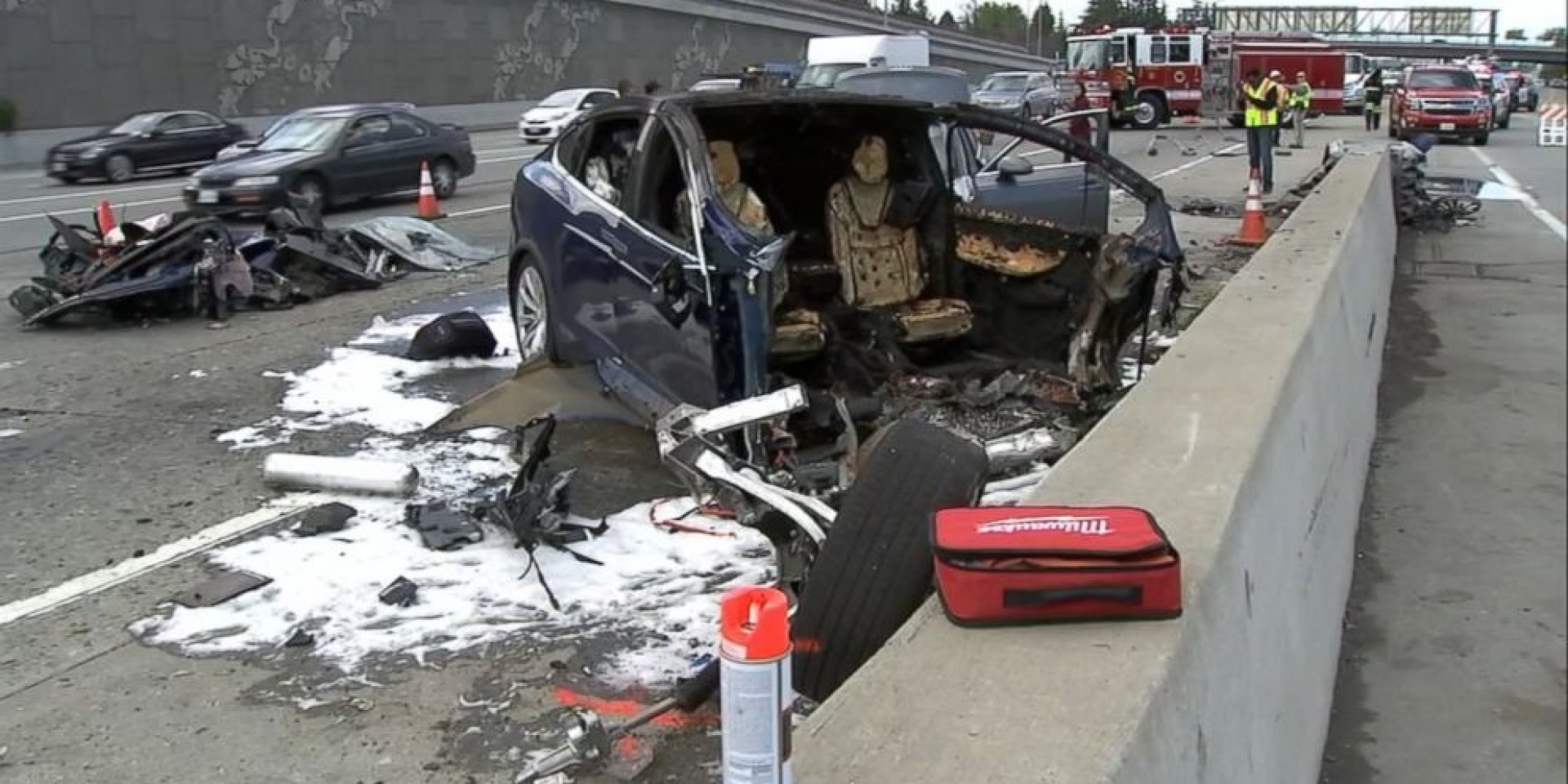 Tesla還在接受調查中，Model X撞爛著火讓大家心驚膽戰