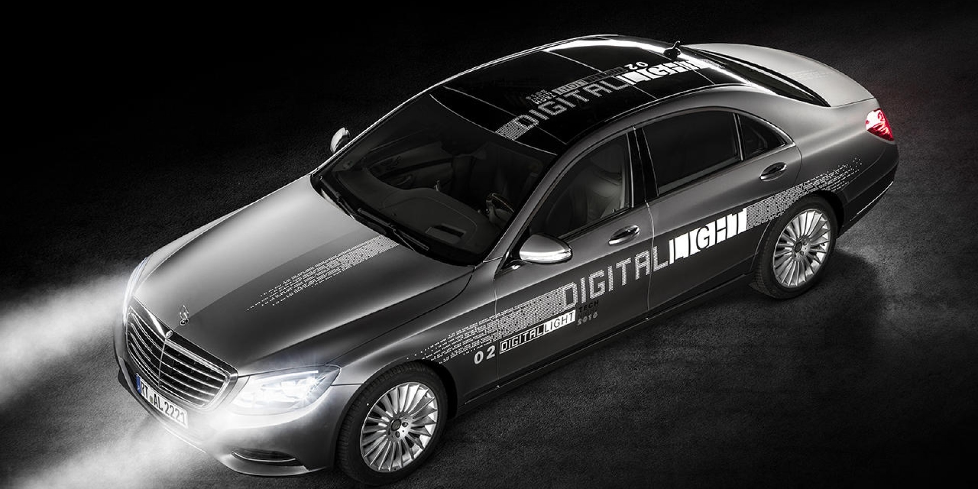 馬路就是你的投影幕，Mercedes-Benz智慧頭燈科技