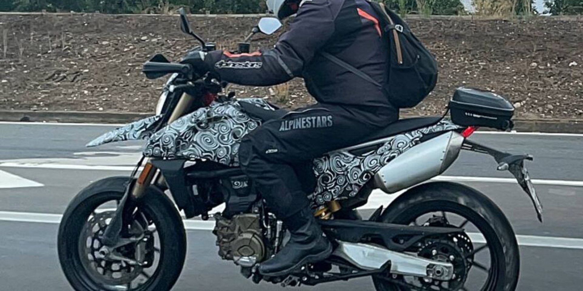 單缸滑胎杜卡迪？外媒捕捉DUCATI HYPERMOTARD測試車間諜照！