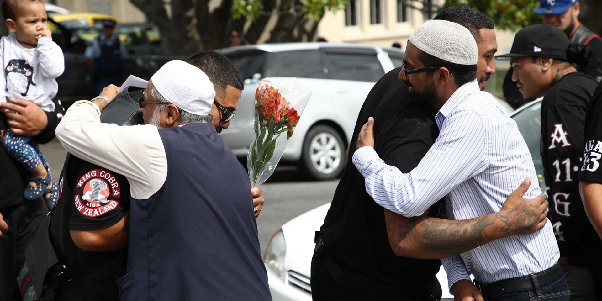 展現人性光輝。基督城槍擊案後，當地摩托車幫溫馨站崗清真寺禮拜