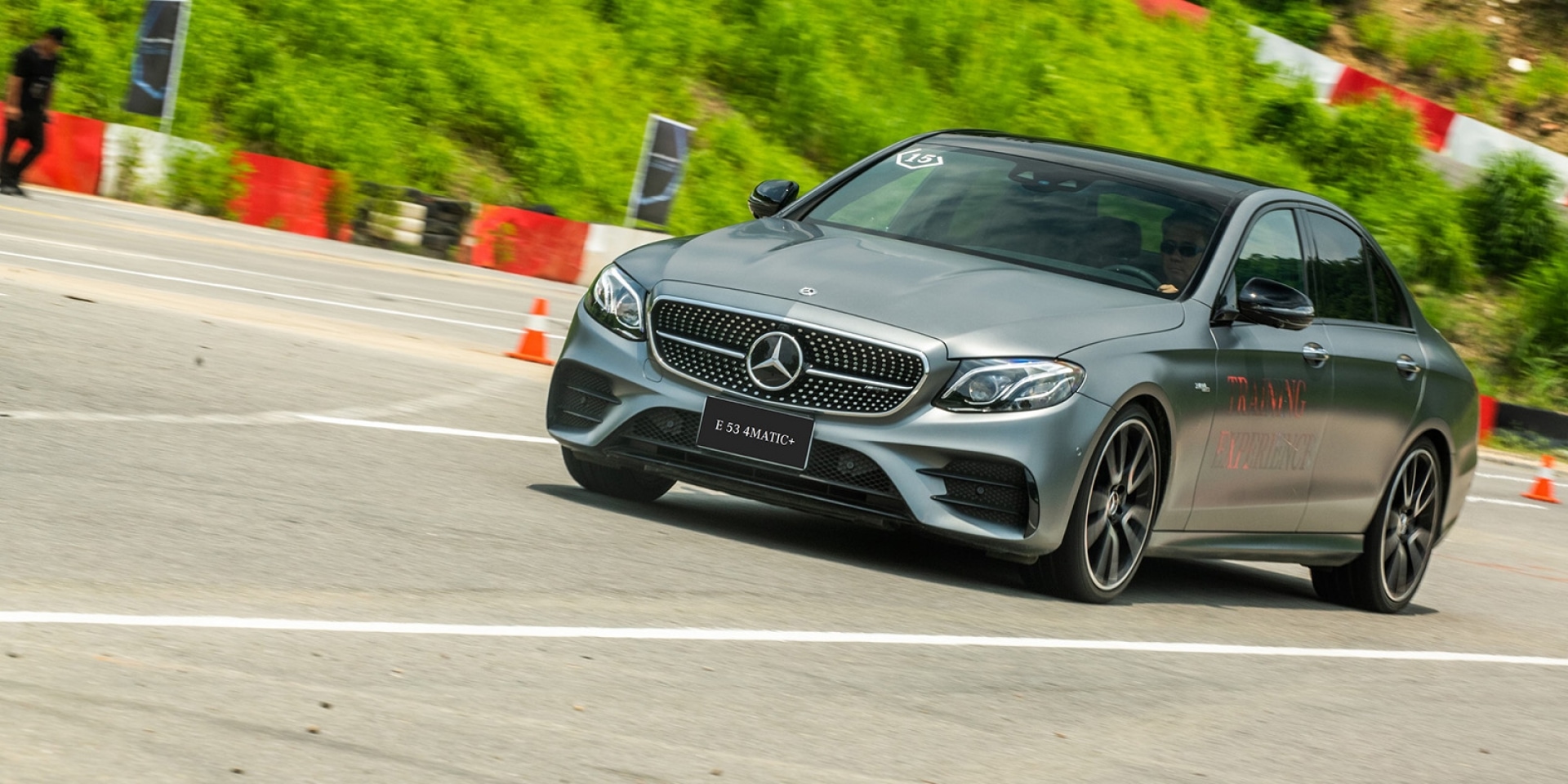 官方新聞稿。全新 Mercedes-AMG E 53 4MATIC+ 四門房車、雙門跑 車以 435 匹的強勁動力詮釋最新 EQ Boost 動力科技