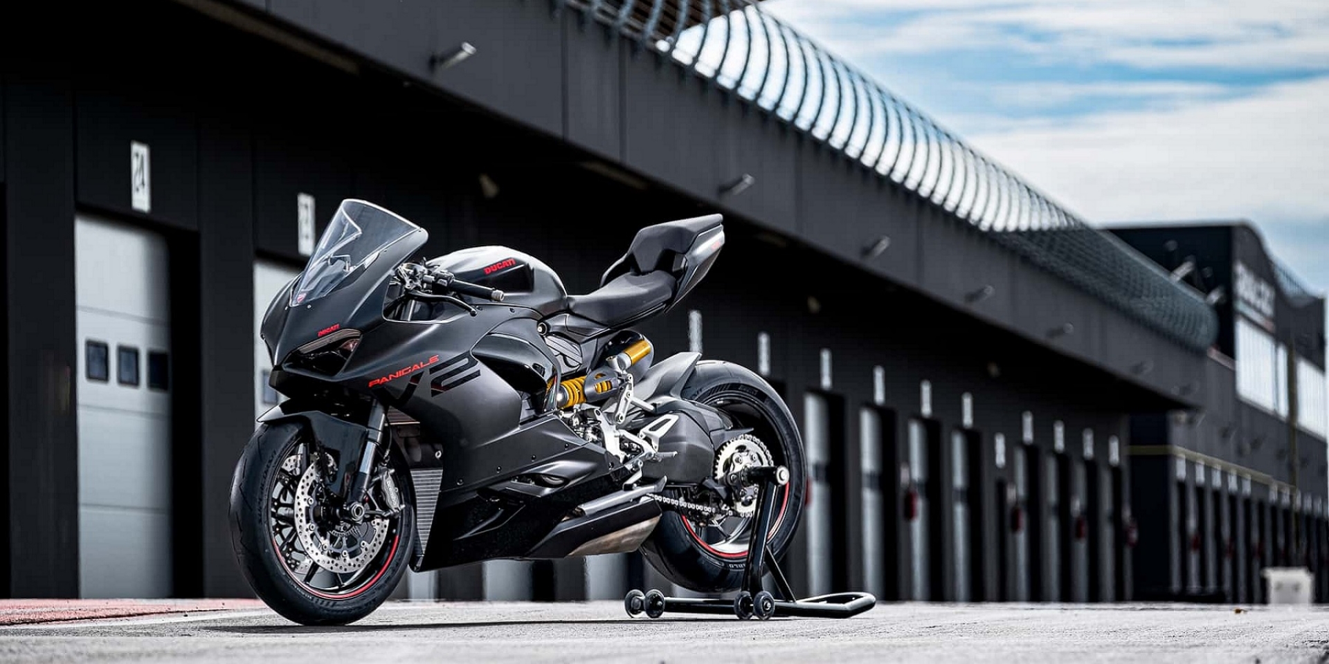 全新暗黑塗裝上身！2024年式Ducati Panigale V2將於今年第三季開始推出