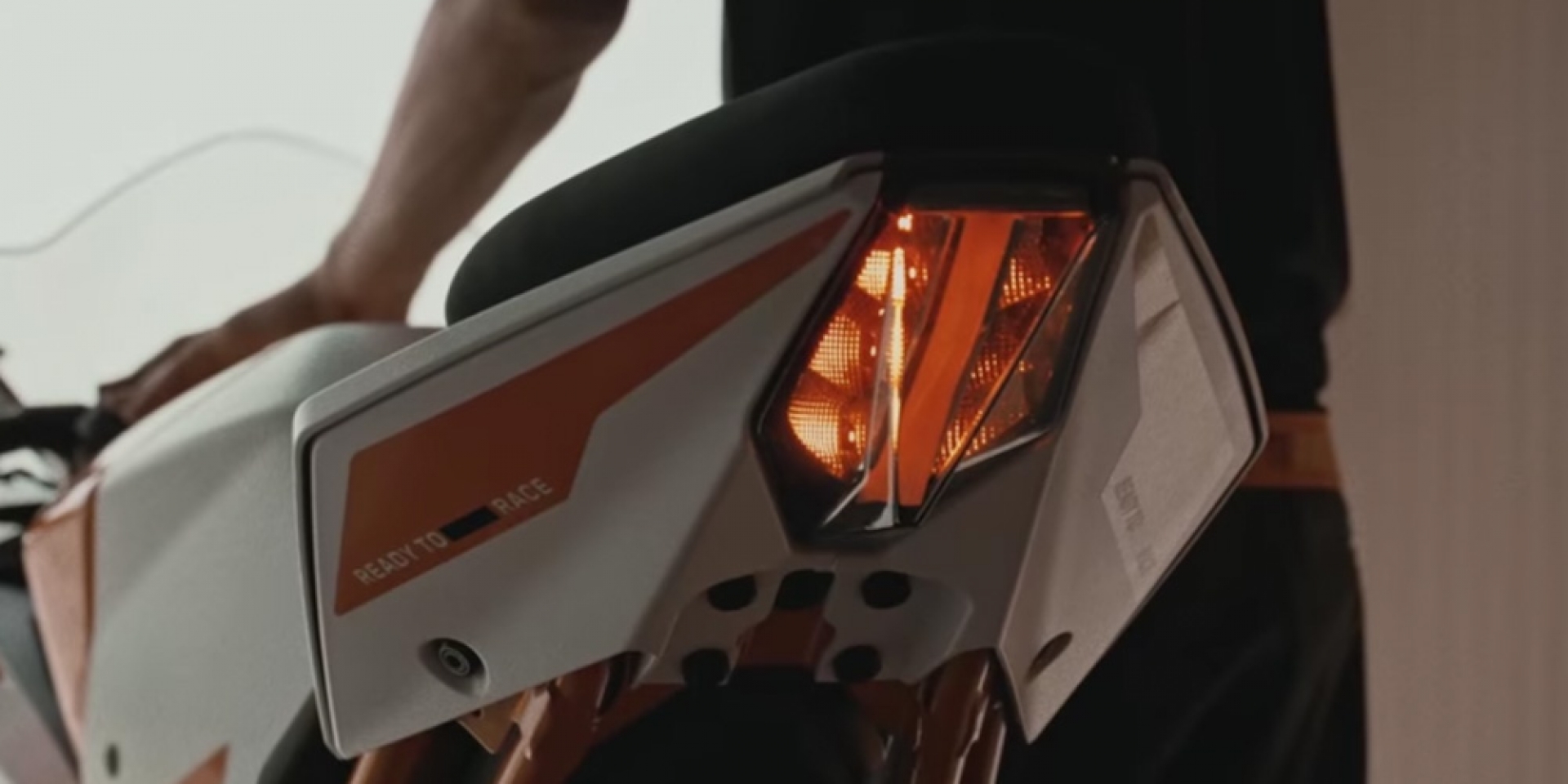 KTM發布輕仿賽新車預告，大改RC390要來了嗎？