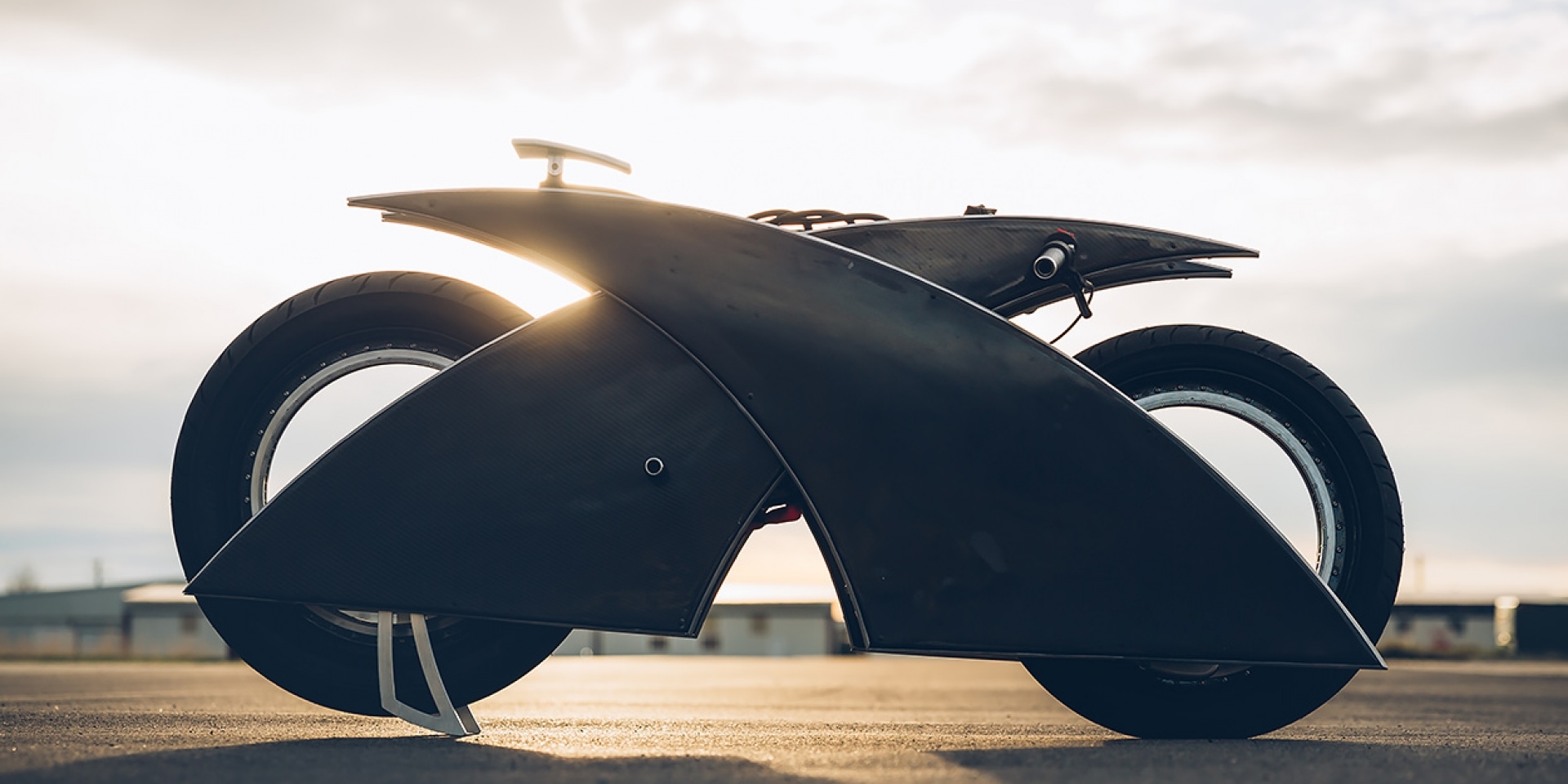 未來，昔日│挑戰電動車的設計極限「RACER-X」 by Mark Atkinson