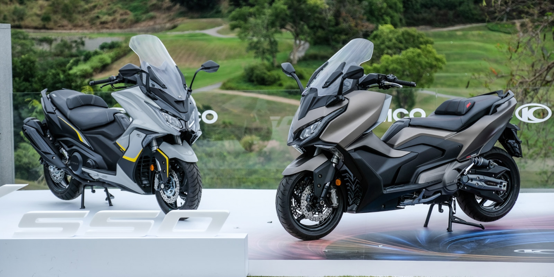 KYMCO AK550全新改款亮相，電動風鏡、定速巡航上身！