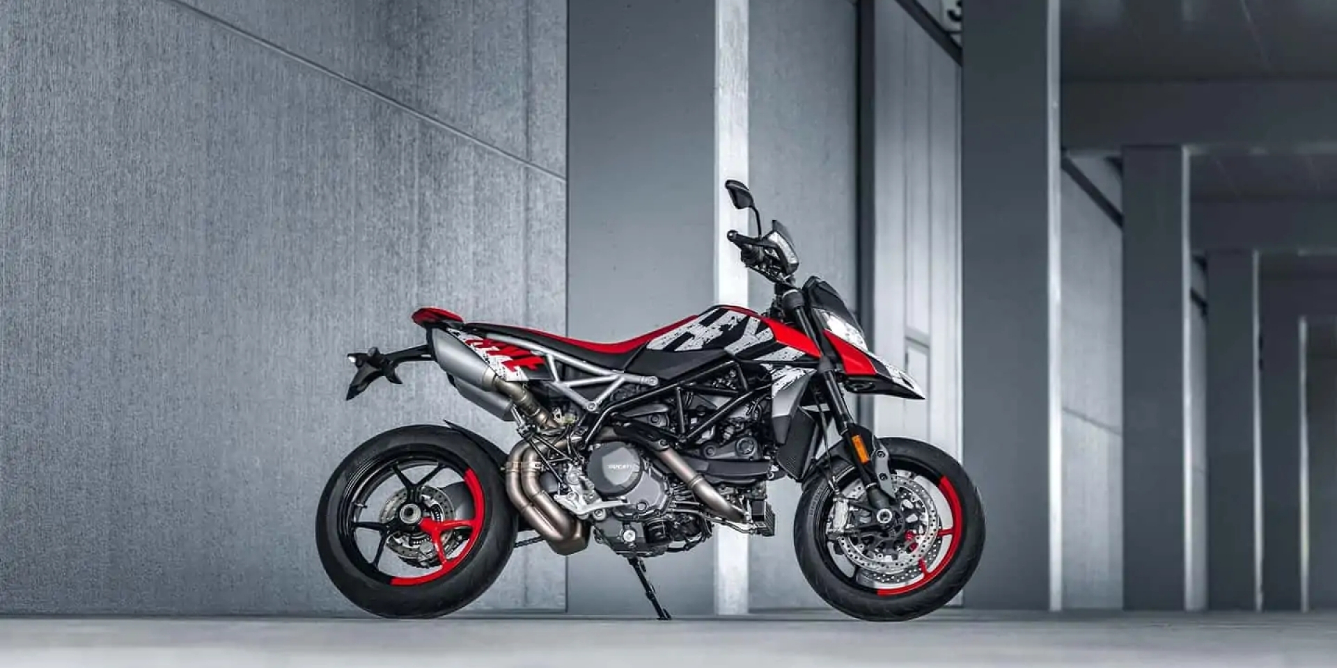 街頭藝術風格上身 2024 Ducati Hypermotard 950 RVE全新塗裝太酷啦！