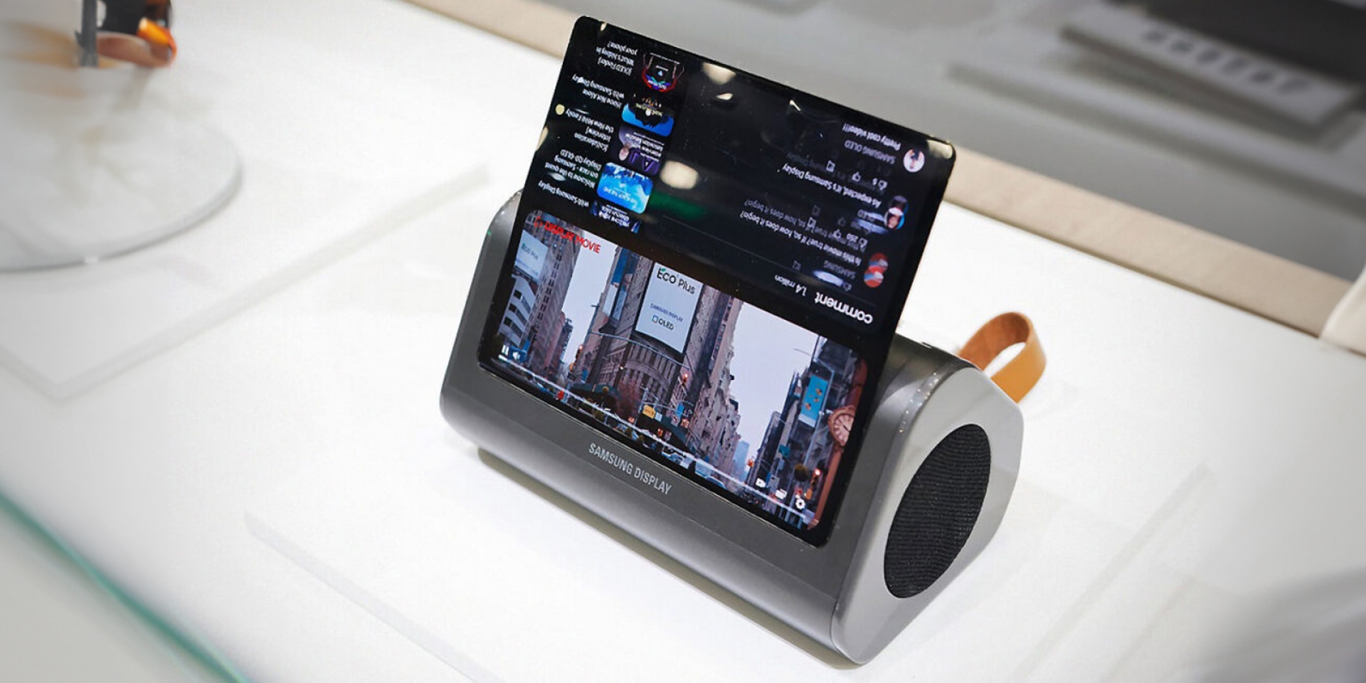 萬物皆可摺疊螢幕。SAMSUNG展示「可摺疊OLED智慧音響」、「OLED車鑰匙」、「OLED頭戴式耳機」！
