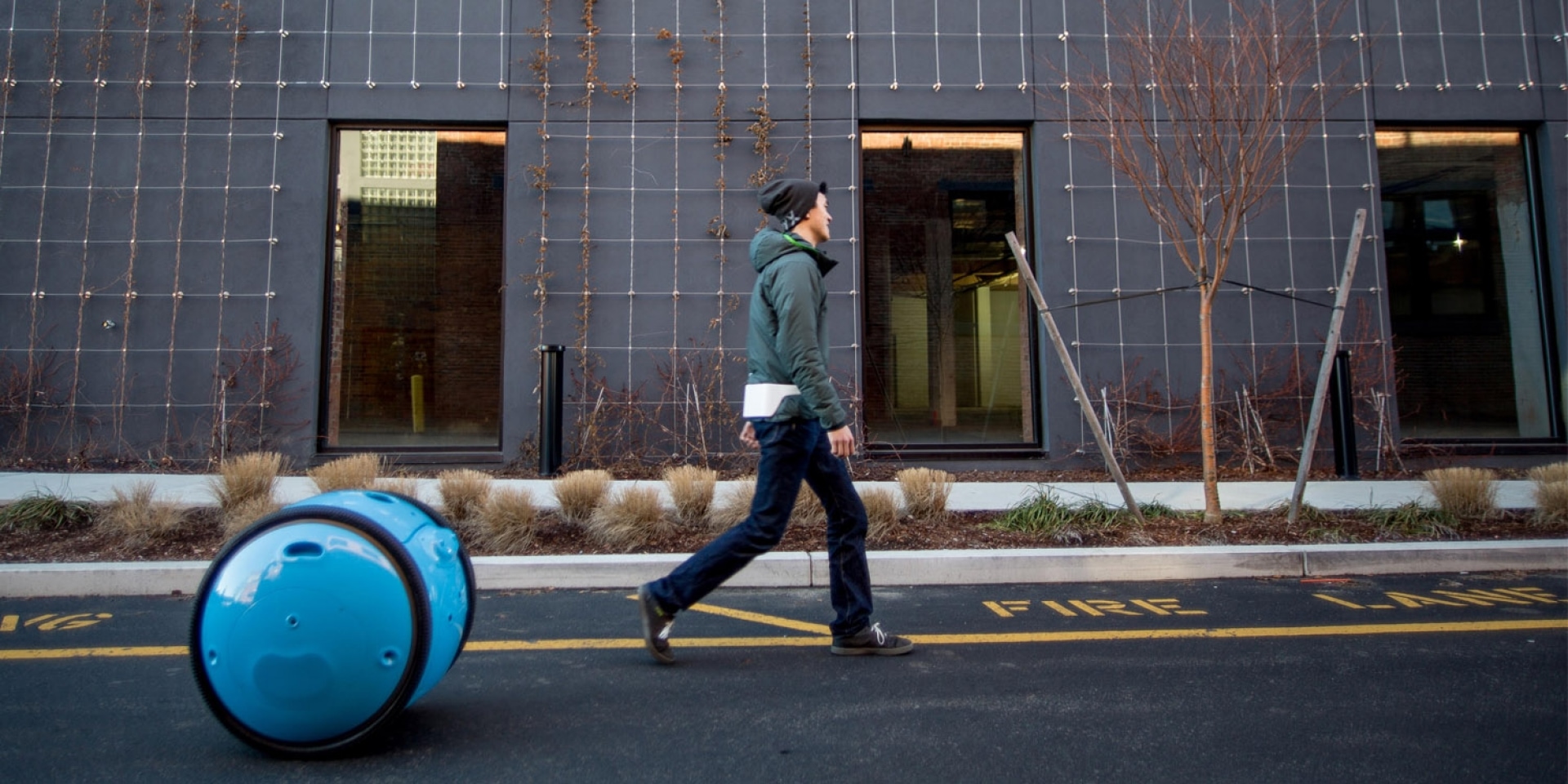旅遊、逛街的好幫手Piaggio Gita智慧行李機器人