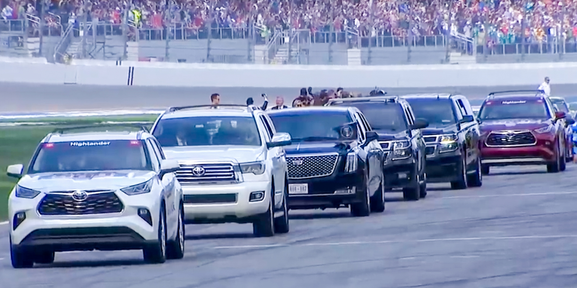 川普也要開個賽車？美國總統出席NASCAR開幕戰 繞場一周