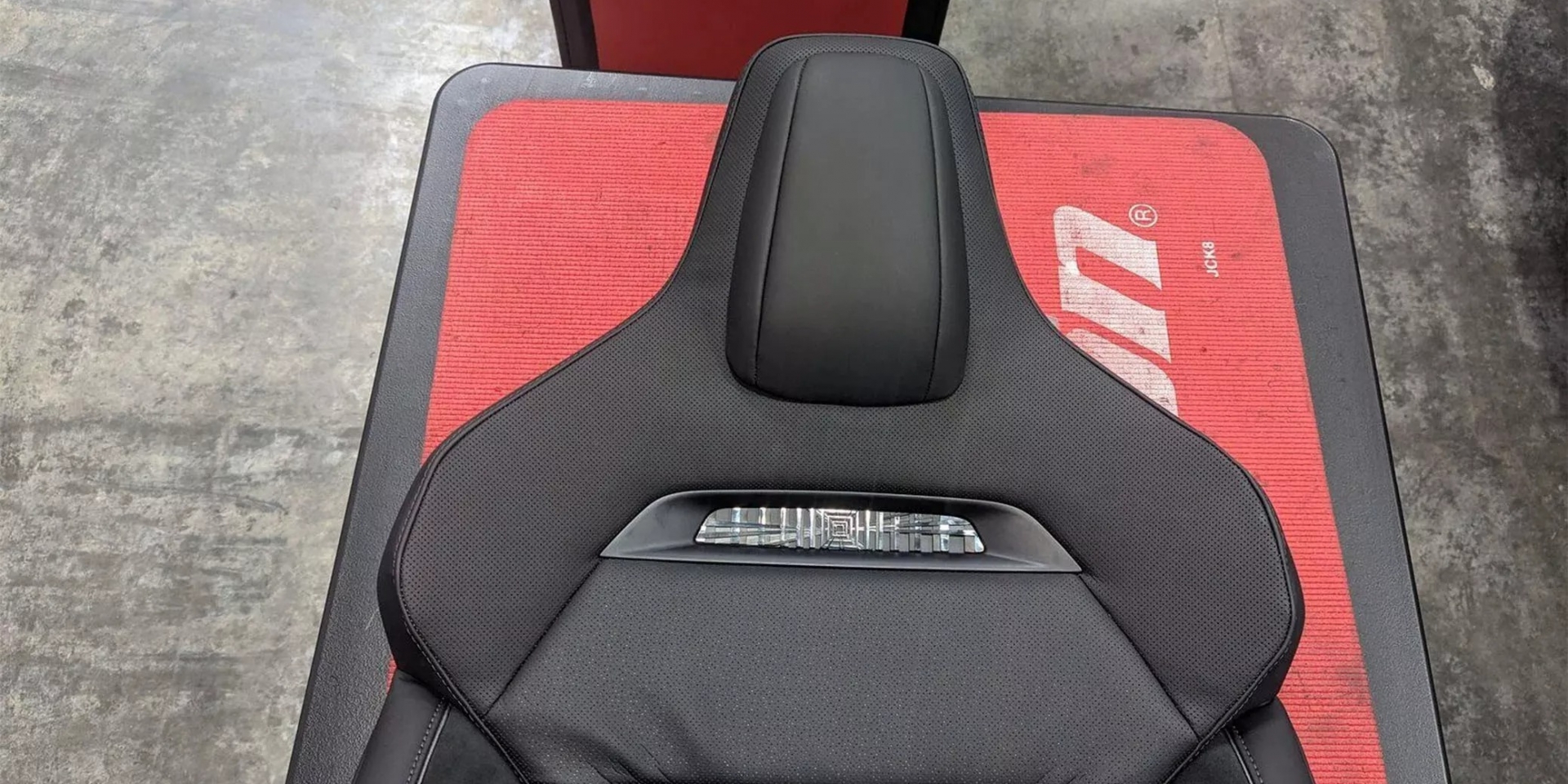 Tesla性能風格延伸至內裝 運動型座椅率先曝光