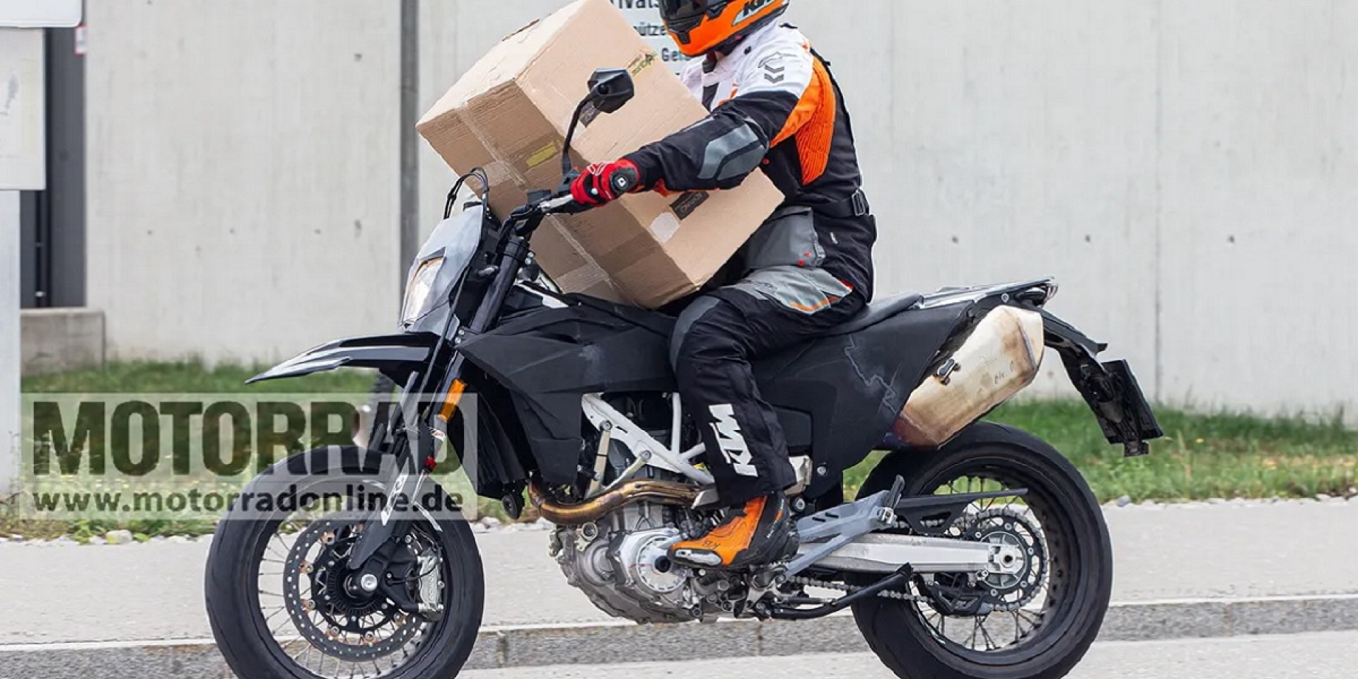 全新引擎即將上身！2024 KTM 690 SMC 、690 Enduro R測試車照片曝光