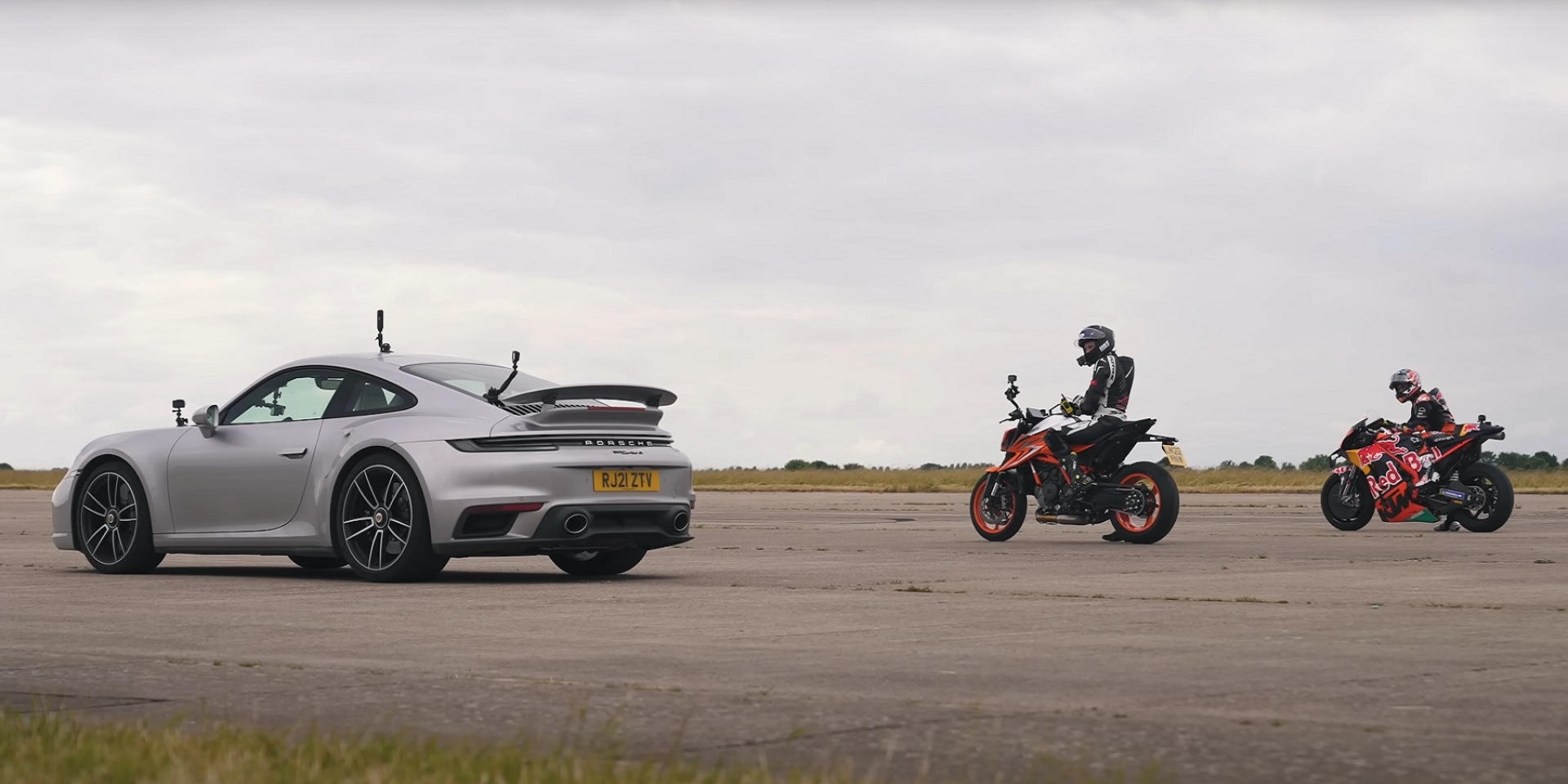 加速度的直球對決！Porsche 911 Turbo S、KTM RC16、Super Duke R 1290 EVO搬上直線加速賽