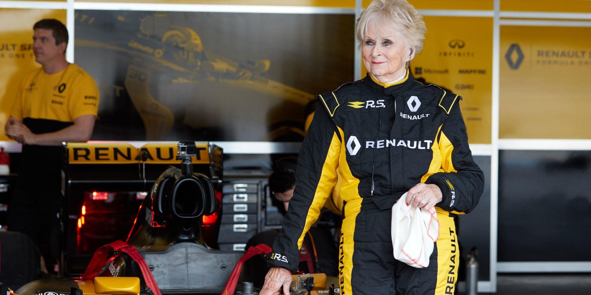 這次是來真的，79歲阿嬤開Renault F1賽車！