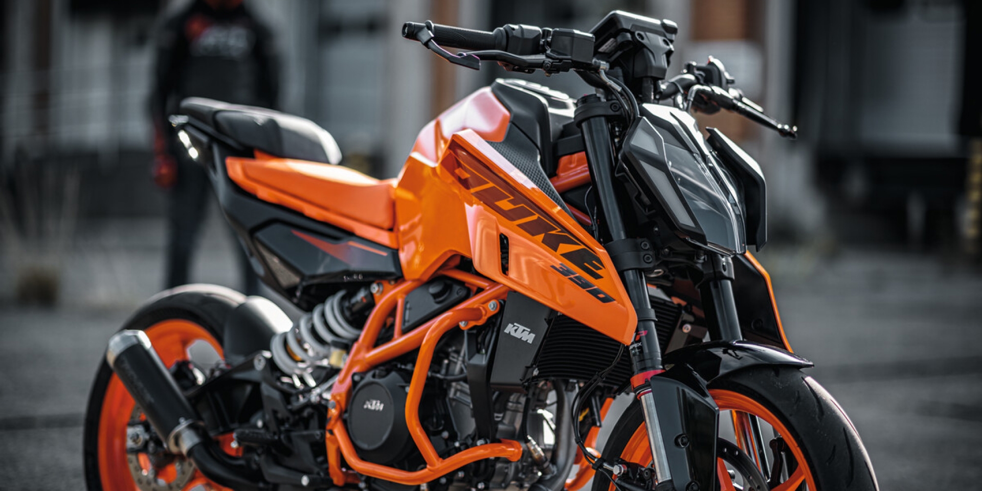 馬力加0.8匹、全新搖臂副車台、懸吊電控升級！2024 KTM 390 DUKE 海外發表