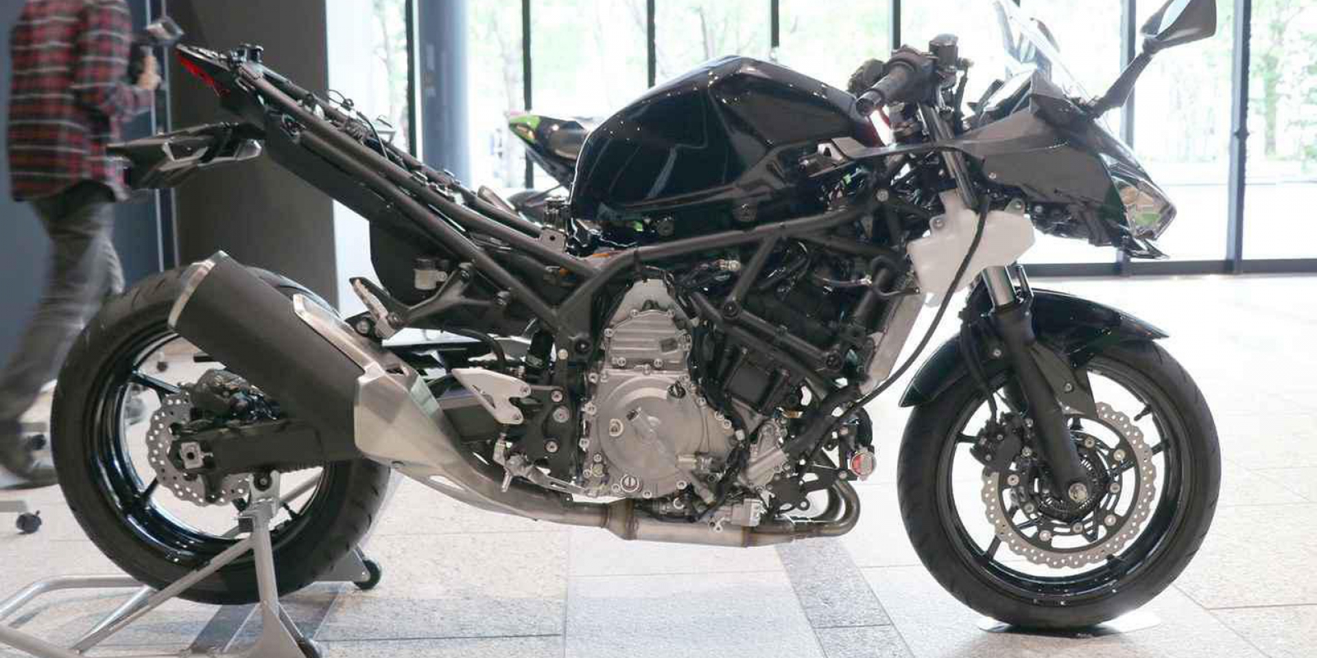 Hybrid電池藏這裡！Kawasaki Hybrid 混合動力新專利曝光