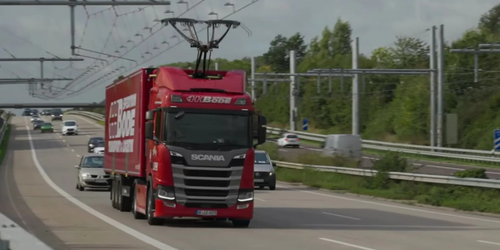 電動車邊開邊充不是夢！德國高速公路正在測試車頂充電纜線系統！
