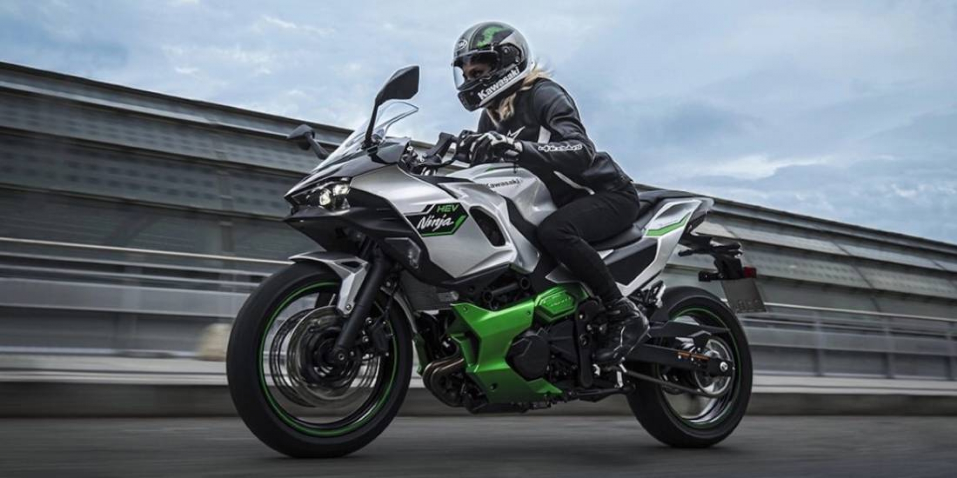 KAWASAKI Ninja 7  Hybrid：公升級起步加速、650c.c.巡航動力、250級距油耗，油電混合街跑海外亮相！