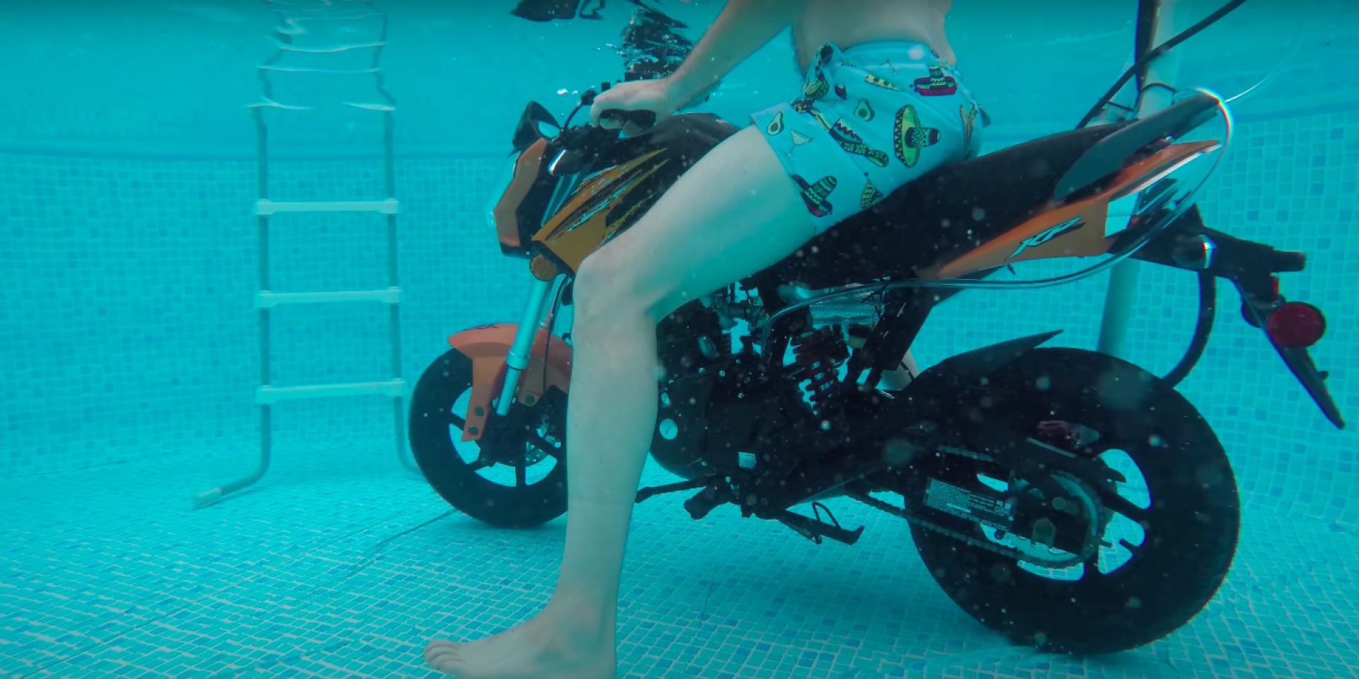 摩托車在水下還可以騎嗎？YouTuber直接實測給你看！