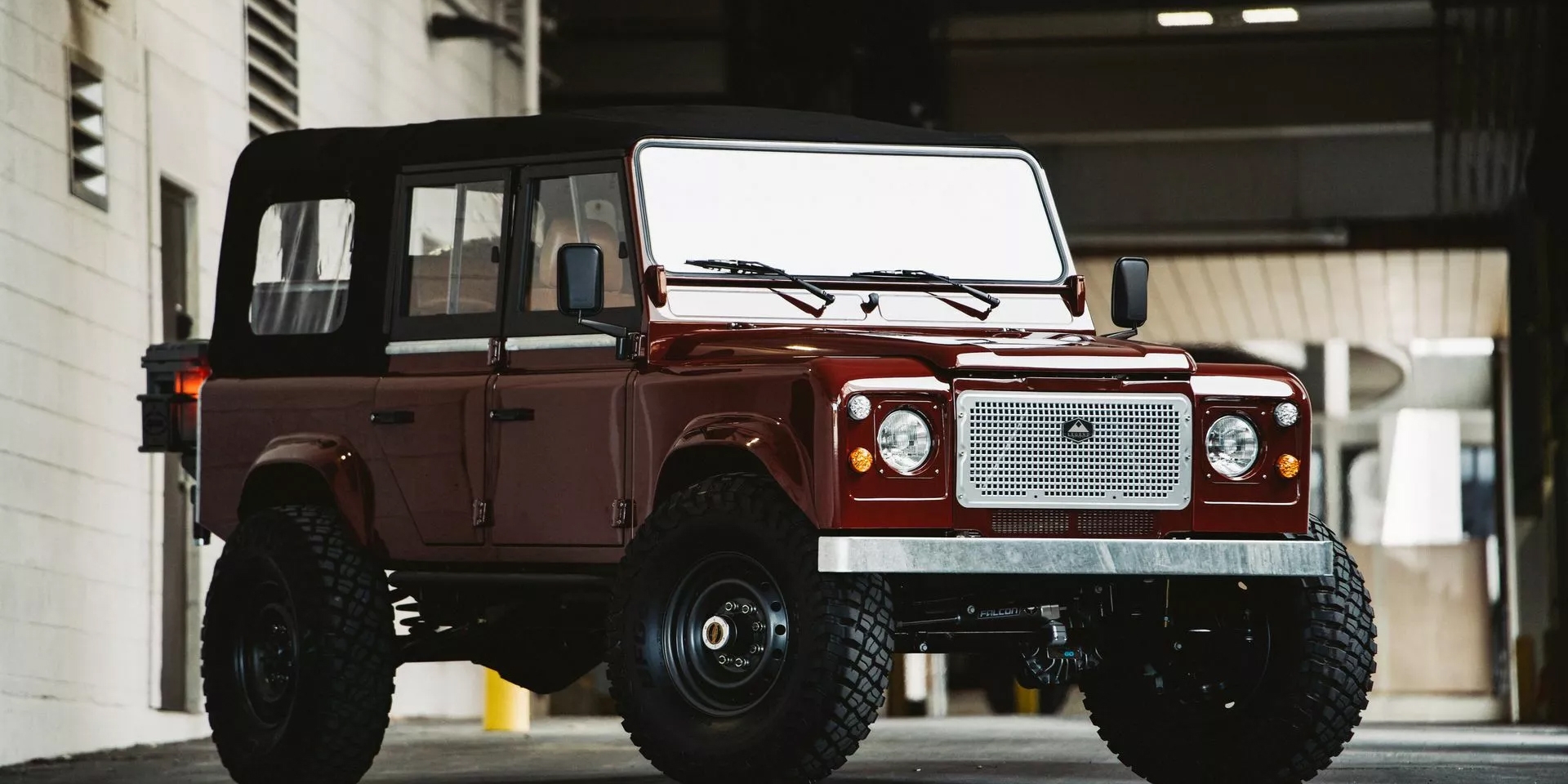 復刻翻新Land Rover Defender，Jeep平台、LT1引擎 賣770萬台幣起