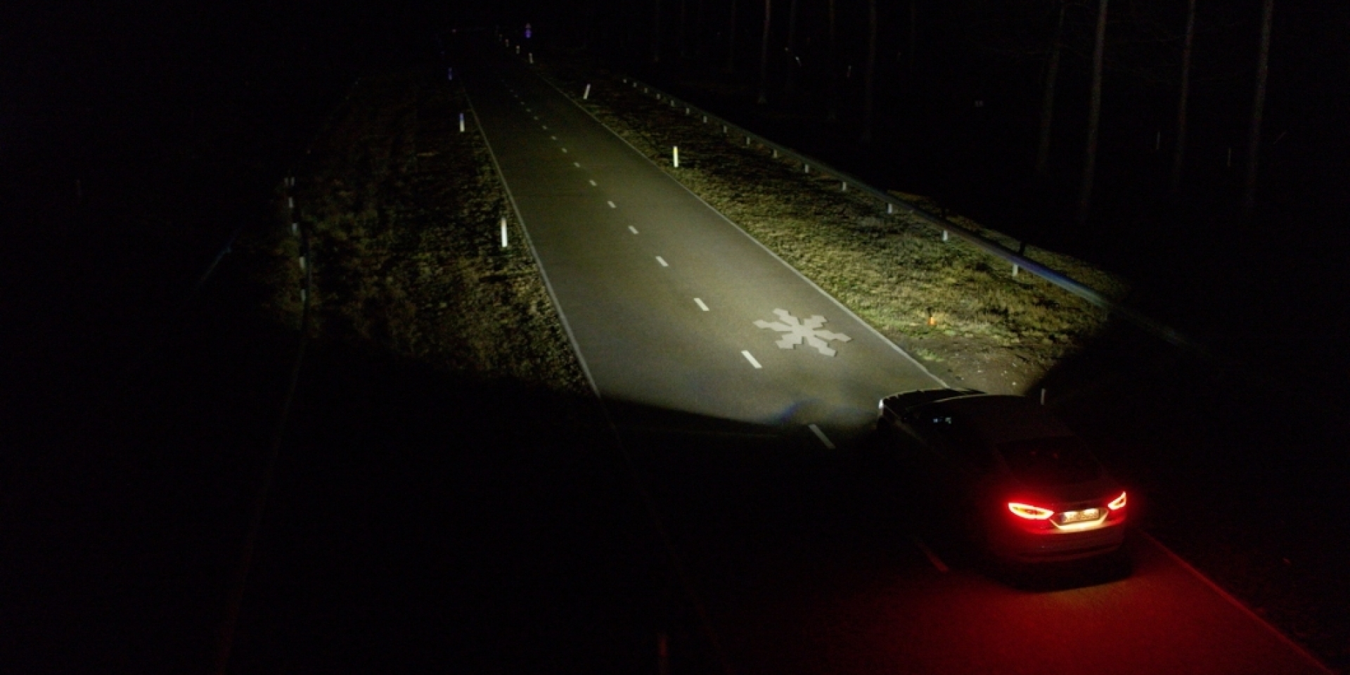 大燈就是投影機 福特展演下一代頭燈技術 將資訊直接照在道路上