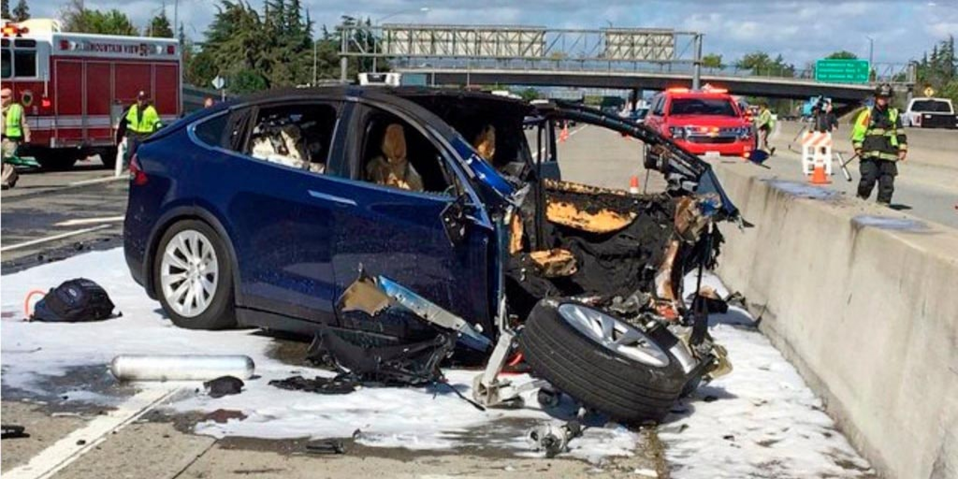 撞擊前使用手機。Tesla美國加州撞車意外最新報告出爐！