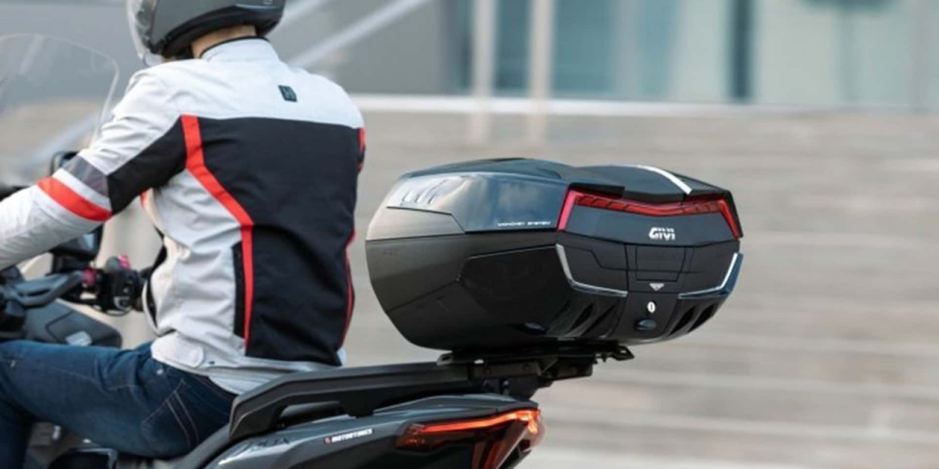 誰再說漢堡箱很醜？Givi Maxia 5 有顏值又能裝！