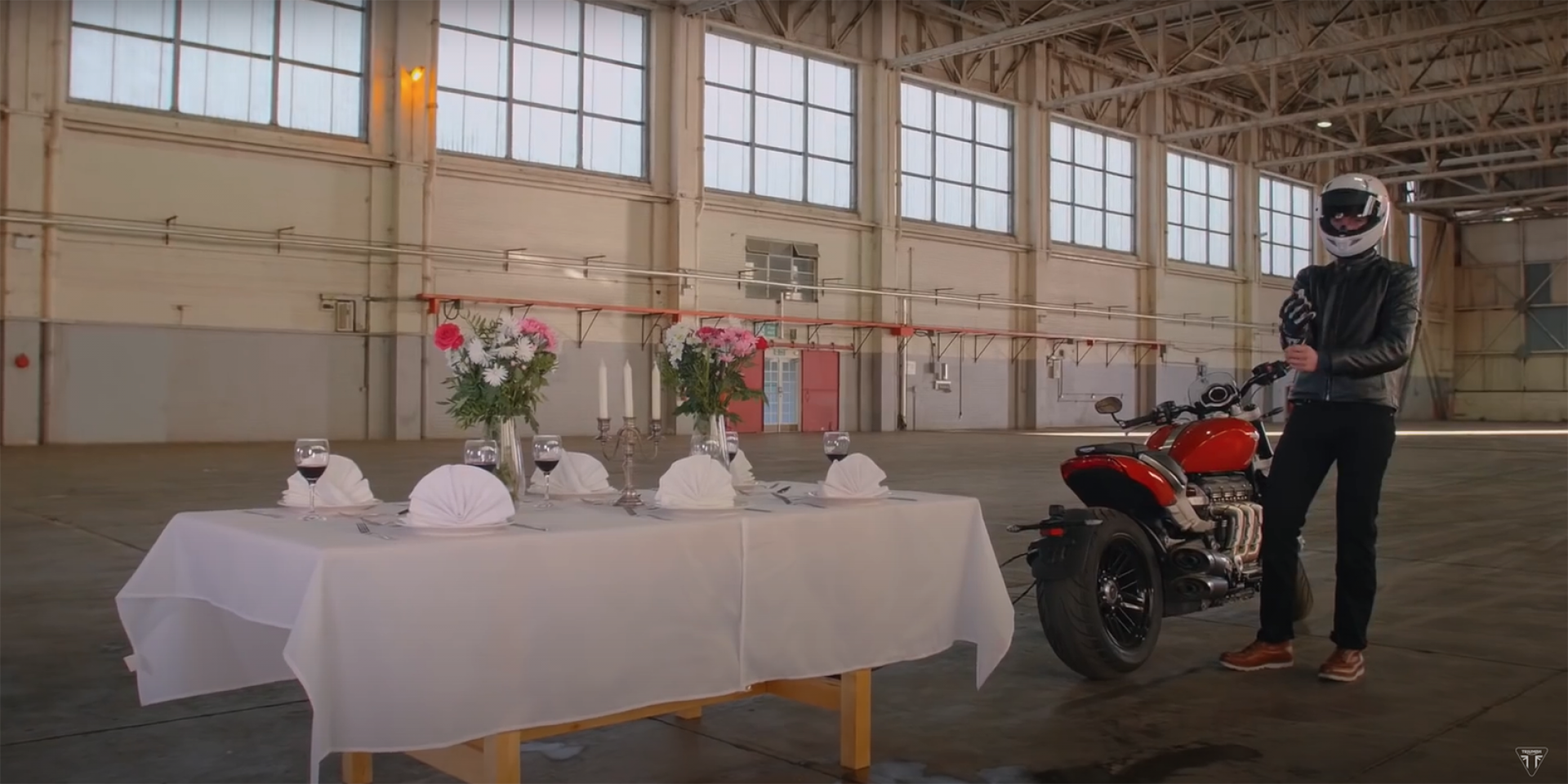 叛逆火箭的餐桌考驗！TRIUMPH ROCKET 3 R 挑戰抽桌巾特技。
