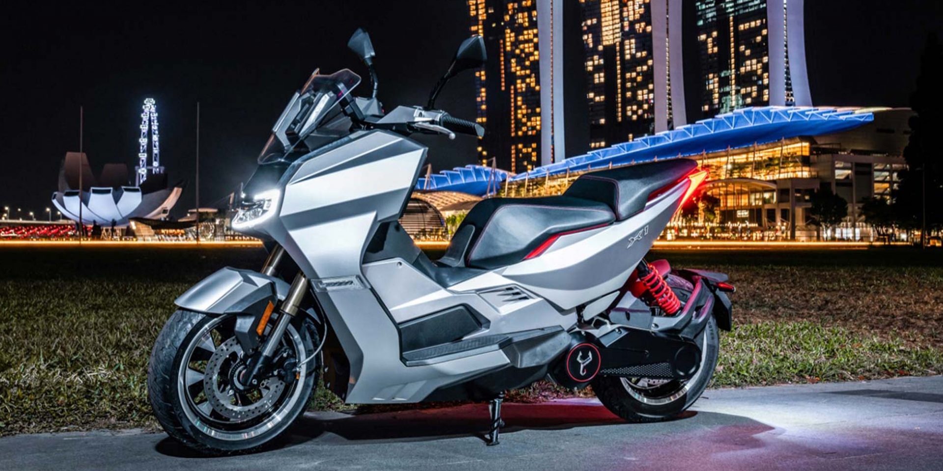 Scorpio Electric X1：10kW馬達、極速105公里、0-50公里3.8秒、續航200公里，有倒叉、單搖臂和科技輔助的電動速克達！