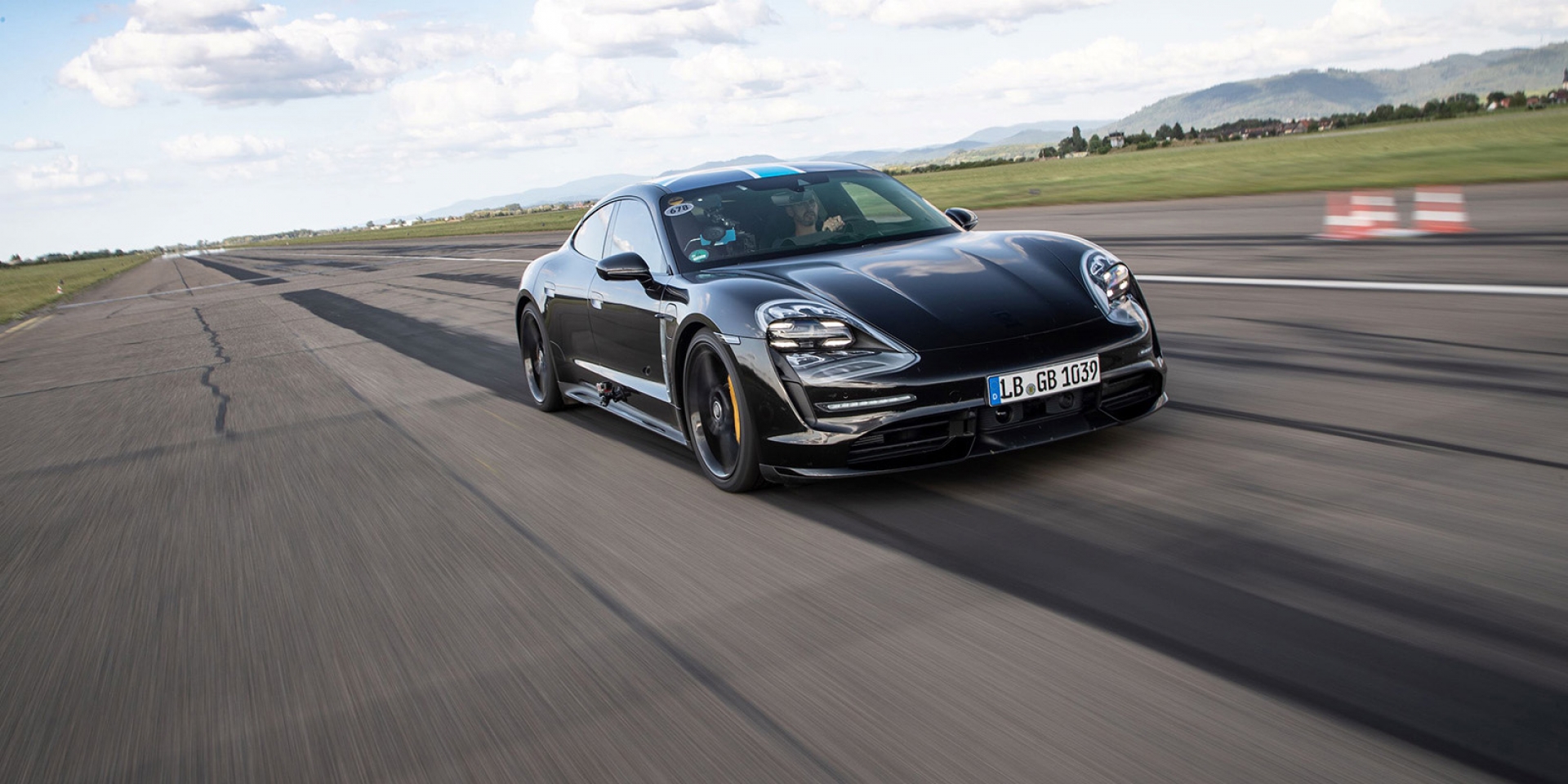 官方新聞稿。26 次0~200km/h加速 Porsche Taycan 展現出色穩定性 『Porsche純電跑車Taycan 預購專案』接單破700張 全球亮相倒數計時