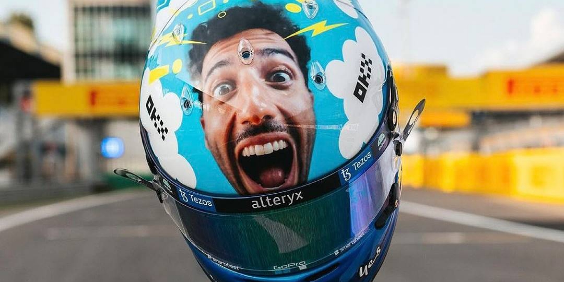致敬Valentino Rossi！Daniel Ricciardo在義大利大獎賽推出以Rossi「2008鬼臉」為靈感特殊彩繪帽！