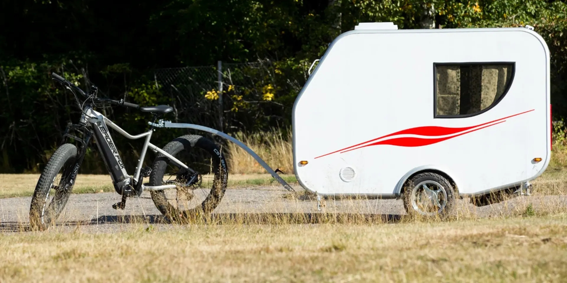 Hupi電動自行車露營拖車：售價20萬，有太陽能板、冰箱、旋轉桌跟單人床的完美旅伴！