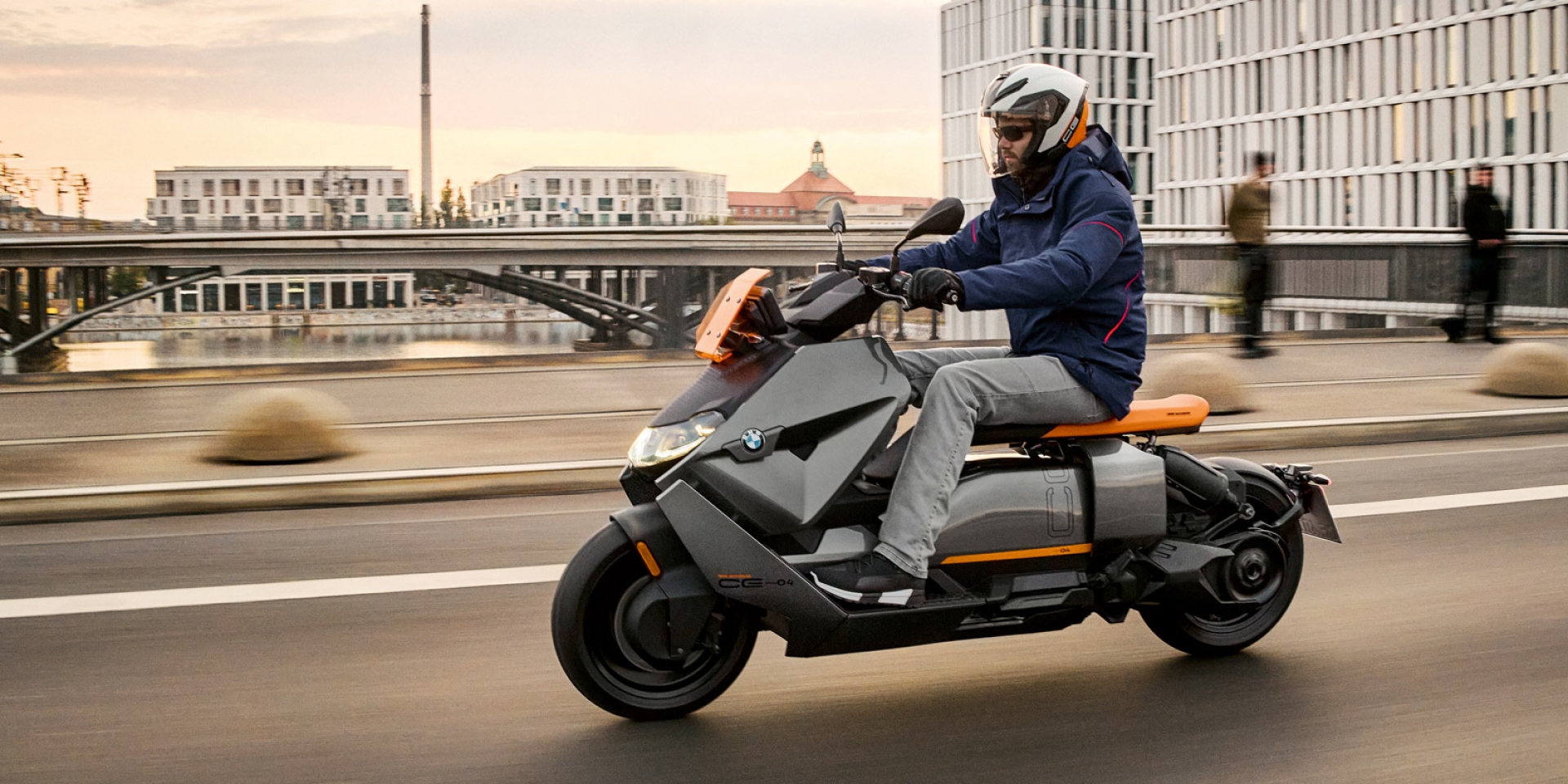 41匹馬力、130公里續航！BMW Motorrad CE 04 科幻電騎海外發表