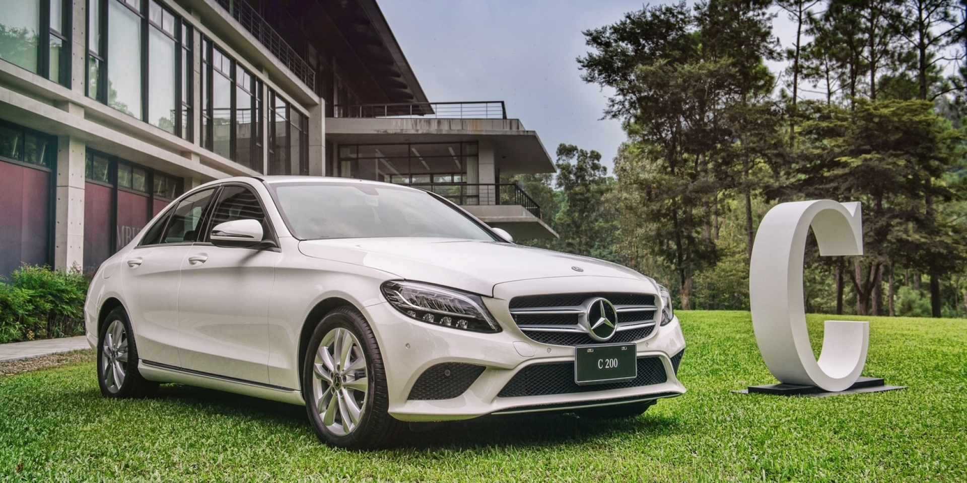 官方新聞稿。領略Mercedes-Benz 三芒星極致魅力 十月多元購車優惠 馳騁上路成就星夢