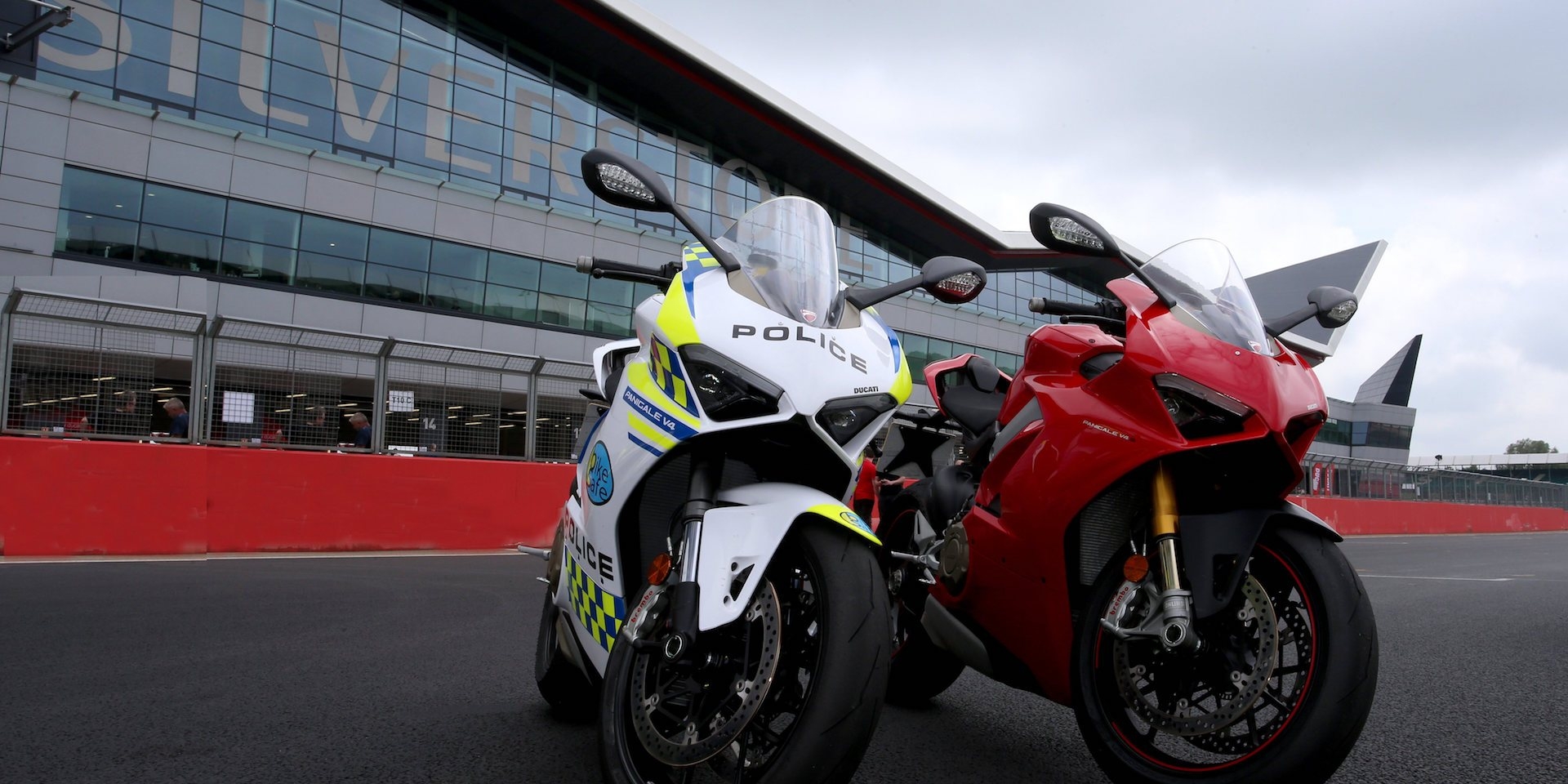 警察騎V4跑車？DUCATI捐贈Panigale V4給英國警方