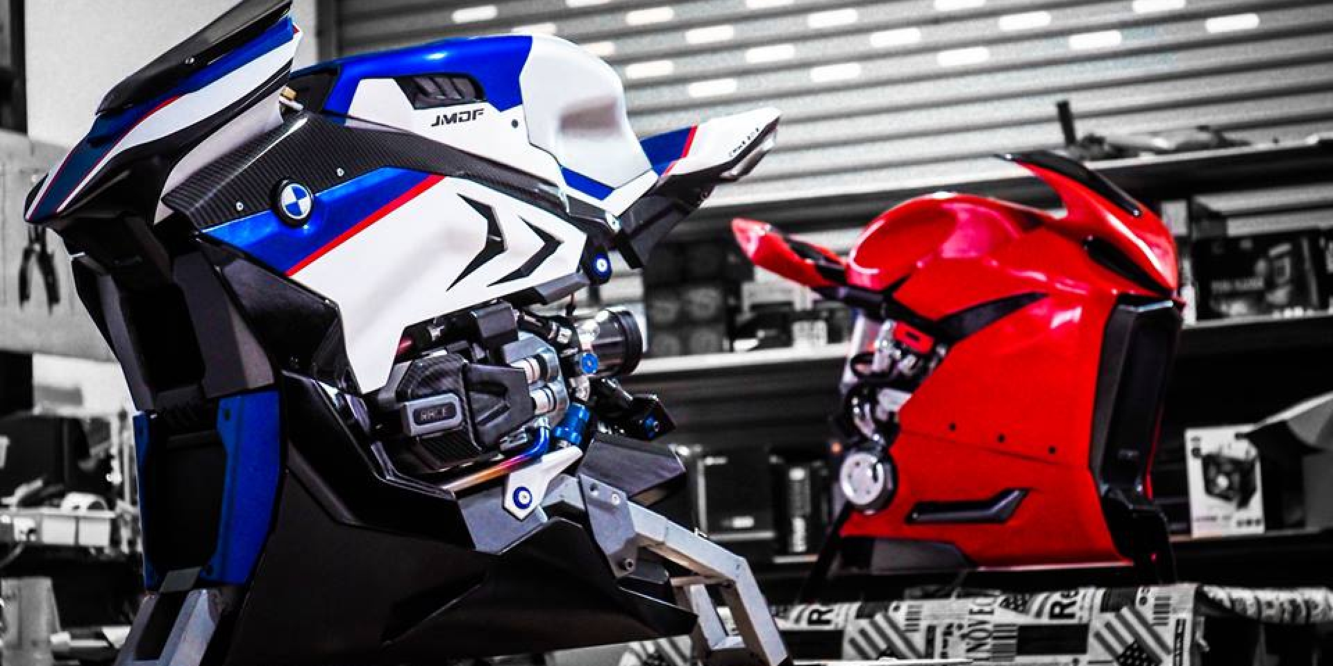 DUCATI V4R v.s BMW S1000RR，頂級性能仿賽改成電腦你選哪一台？