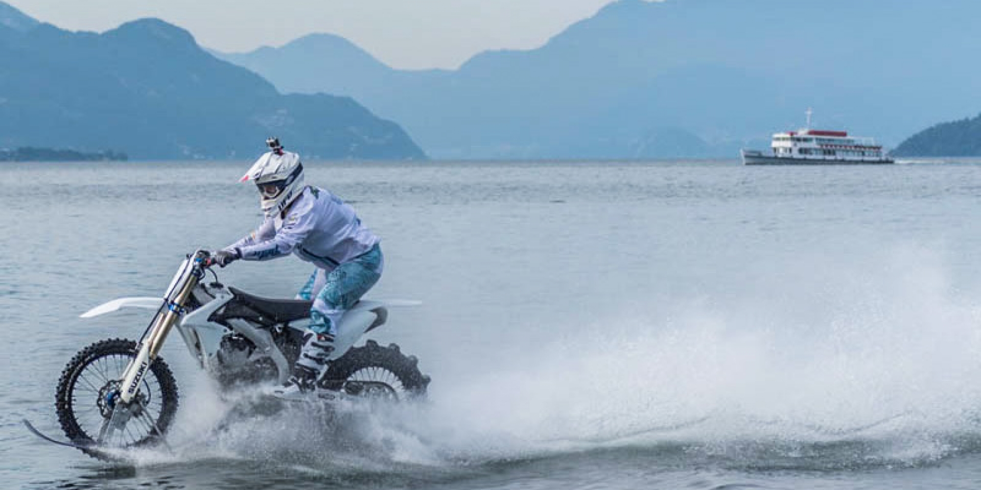 騎摩托車橫越湖面？那有甚麼問題！