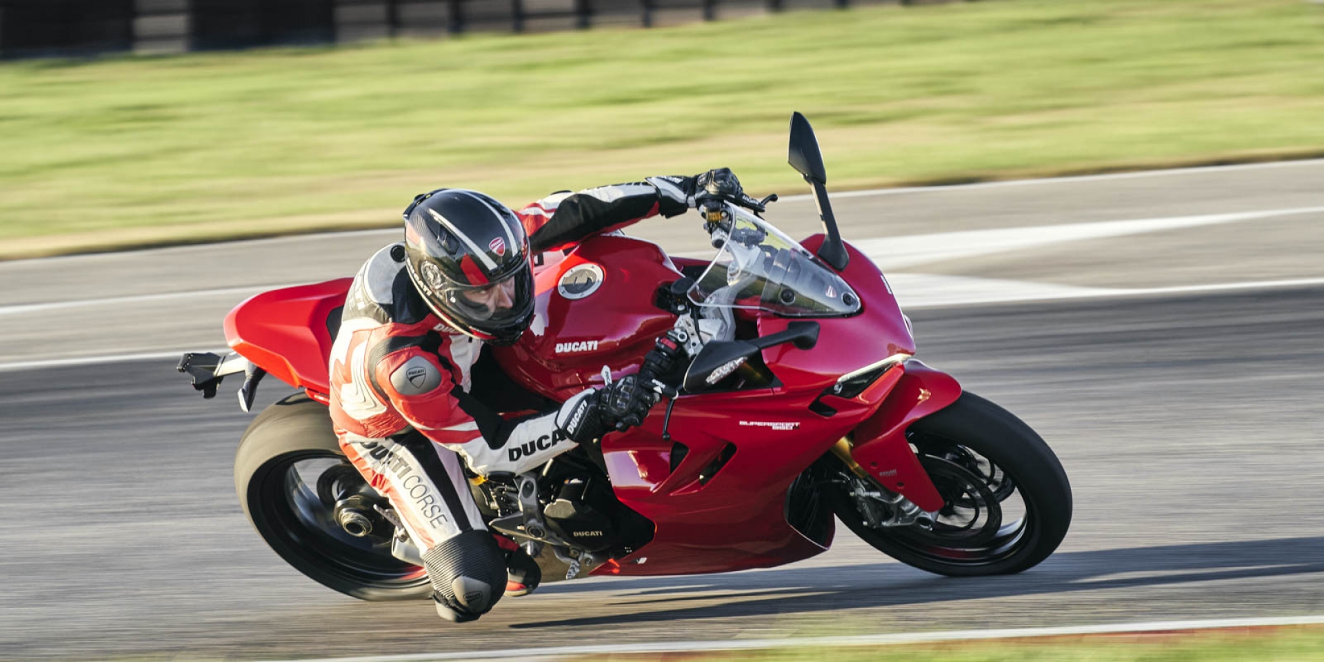 2021 Ducati SuperSport 950。Panigale臉孔上身、馬力不變，電控進化！