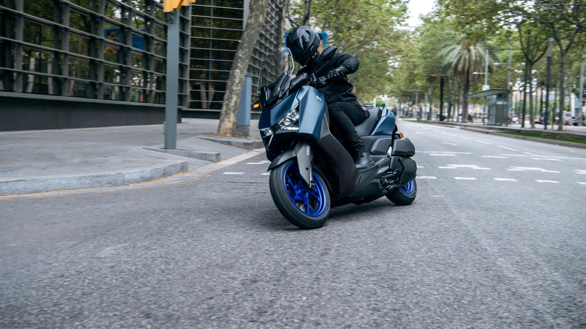 4.2吋TFT儀表、手機導航、全新外觀！2023 YAMAHA XMAX 300/Tech Max 海外發表 SUPERMOTO8