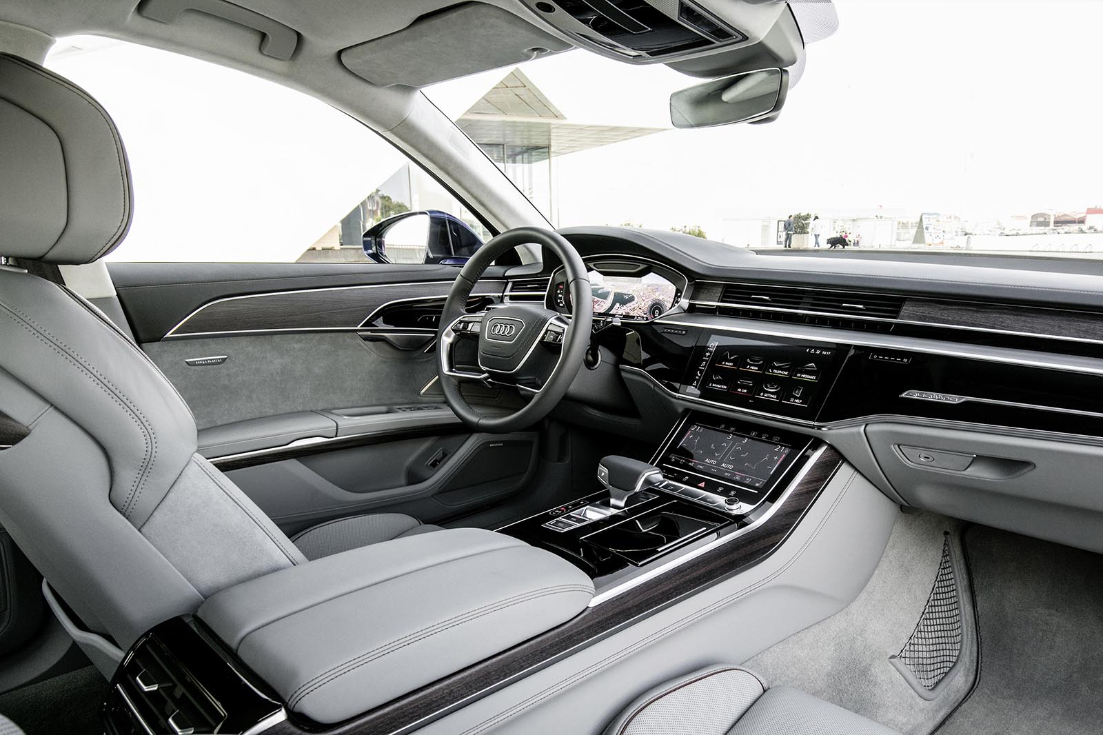 Audi A8 科技旗艦運用全新的Audi Virtual Cockpit全數位虛擬座艙科技，捨棄傳統按鍵與旋鈕設計，首度搭配採用新世代MMI直覺式觸碰控制系統，駕駛者只需以手指點觸按壓或口語指令即可輕鬆操作多媒體影音資訊系統、空調與座椅調整等多項功能，人性化的操作邏輯與駕駛導向的設計令人愛不釋手