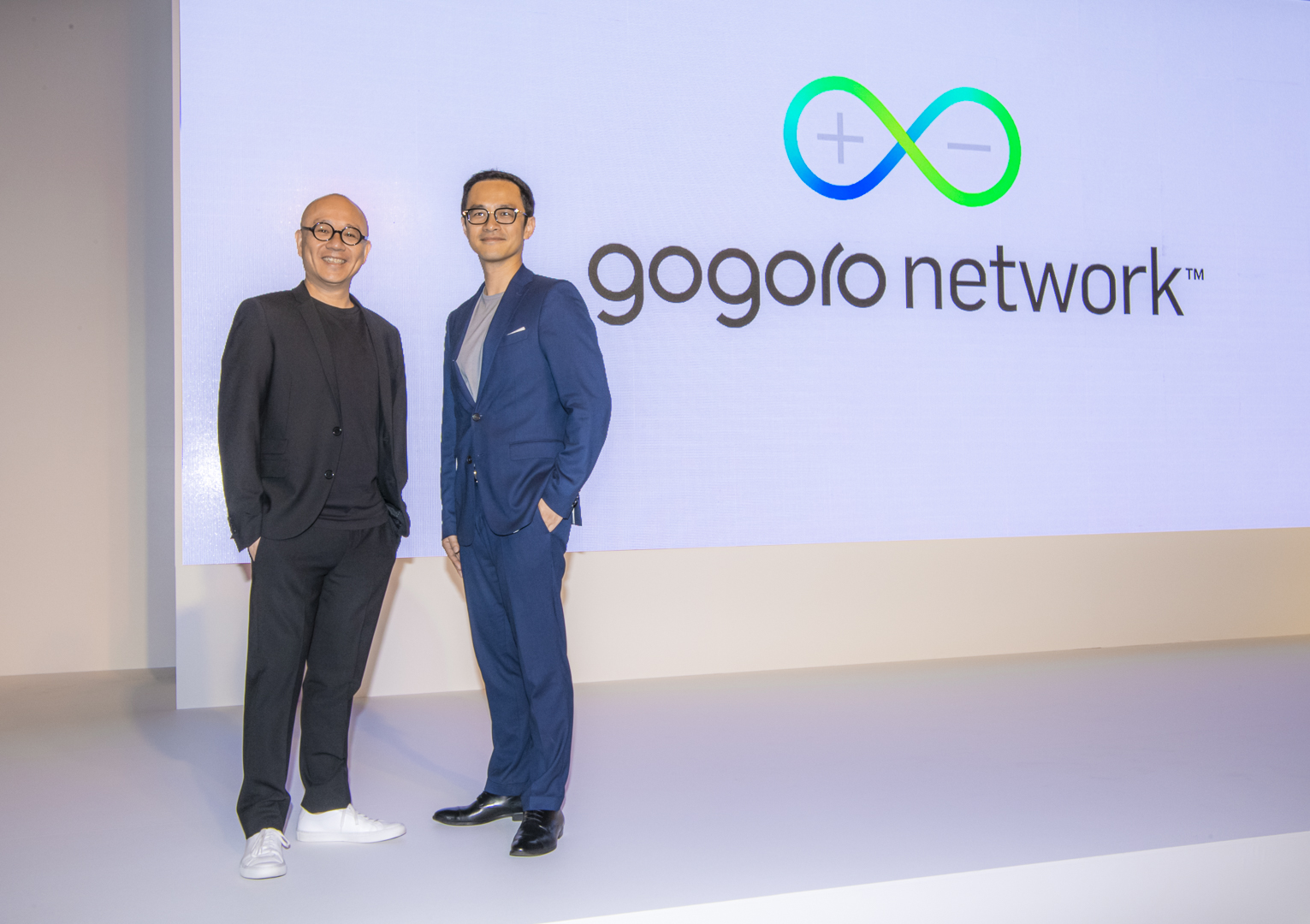 Gogoro 執行長暨創辦人陸學森和 Gogoro Network 總經理潘璟倫表示：「今日發表創新的「自由省」電池服務資費方案：不僅依照大數據即時智慧分析，透過動態折價平衡網路供需，更免費贈送「性能提升服務」，讓所有用戶都享有更彈性、聰明的額外選擇。」